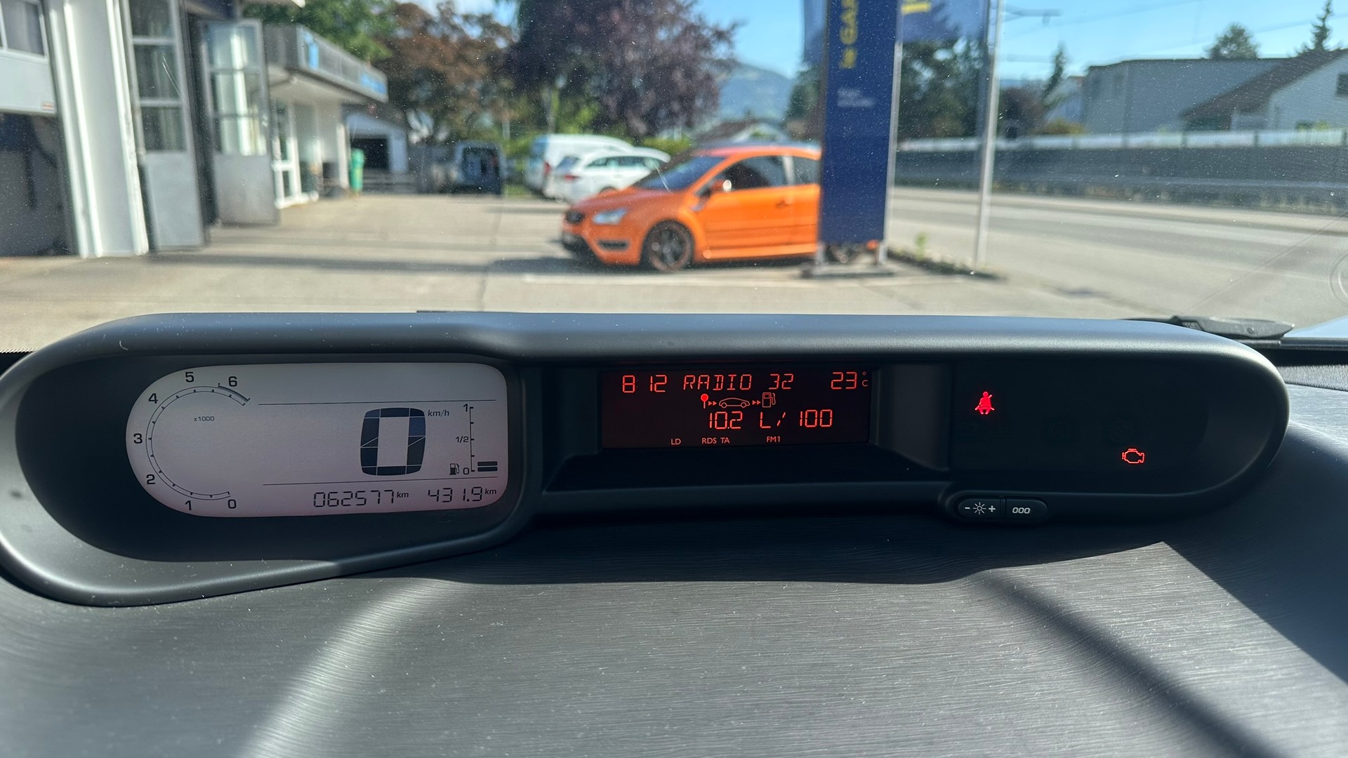 CITROEN C3 Picasso 1.4i 16V Attraction-image-10