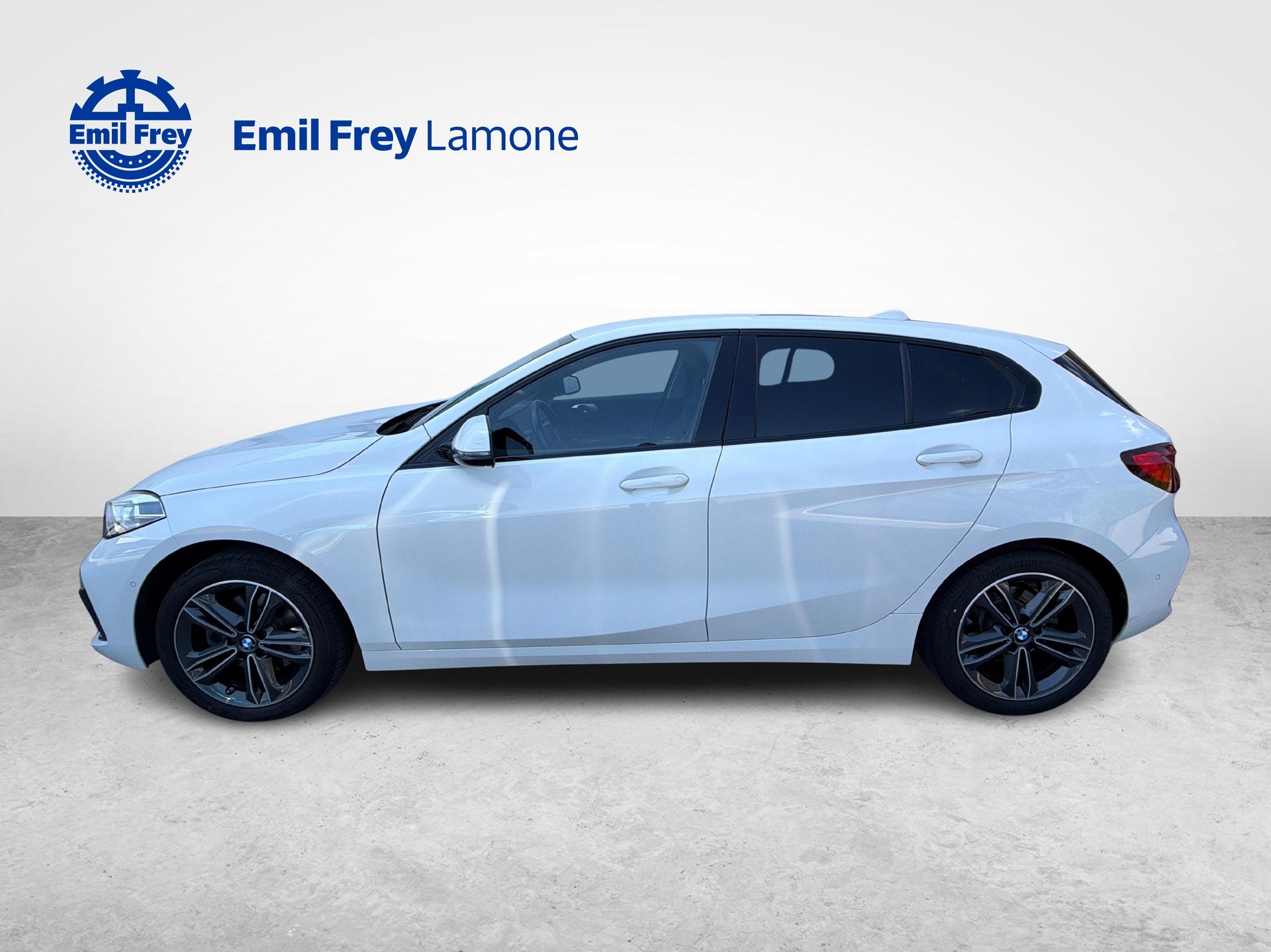 BMW 118i-showroom-element-2