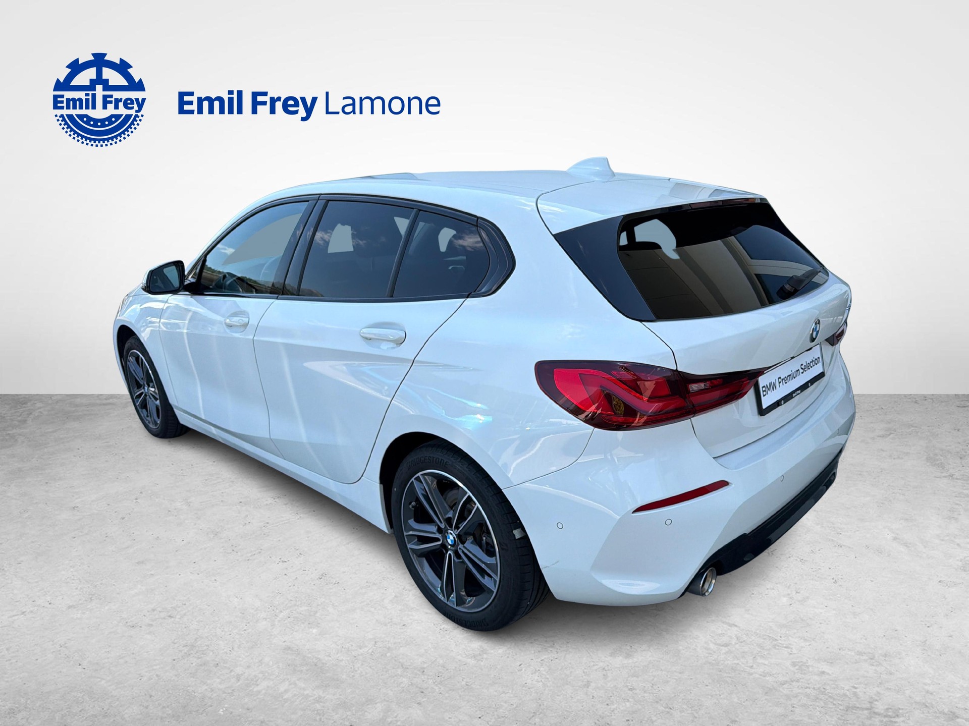 BMW 118i-showroom-element-3