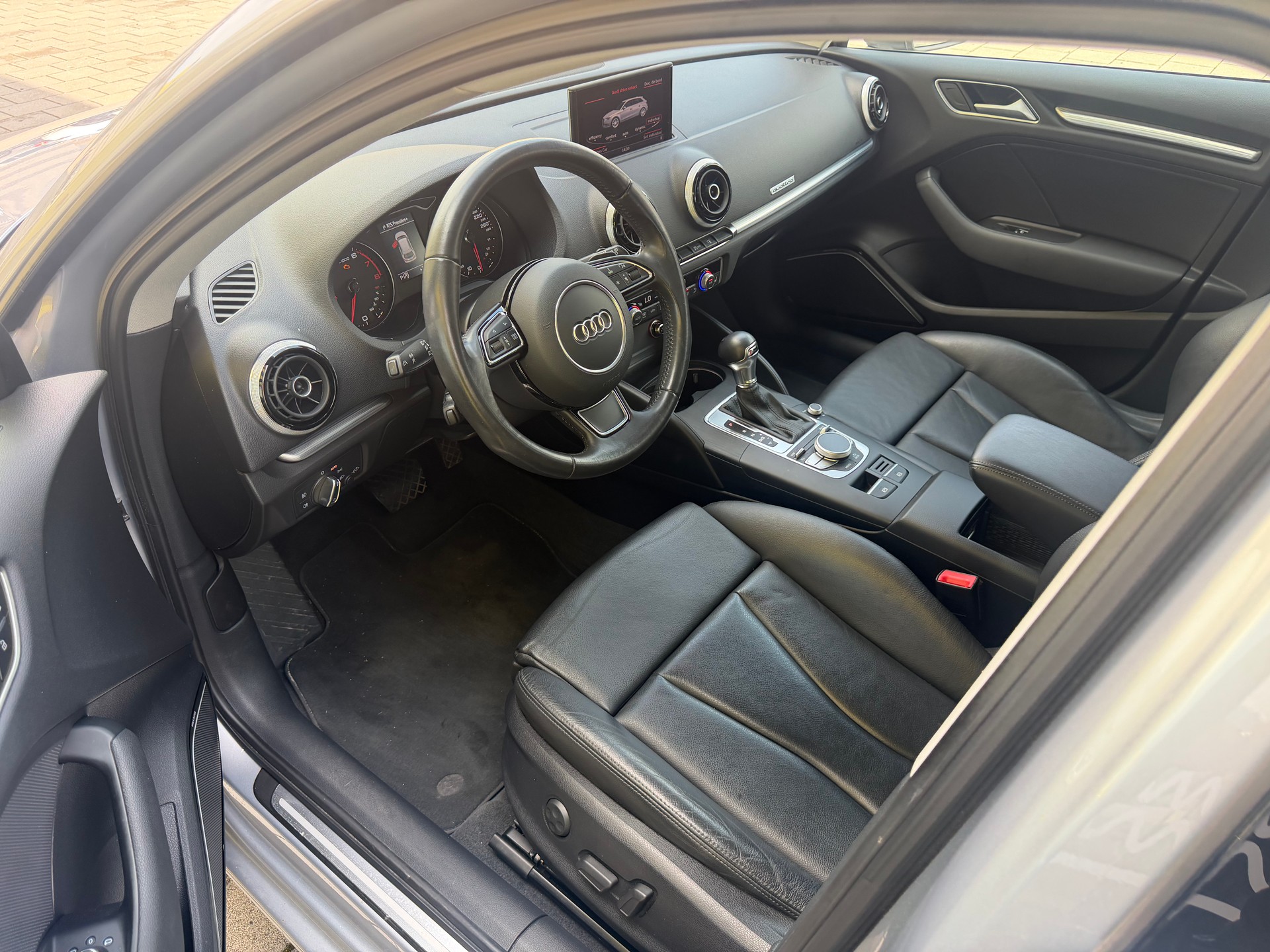 AUDI A3 Sportback 1.8 TFSI Attraction quattro S-tronic-image-2