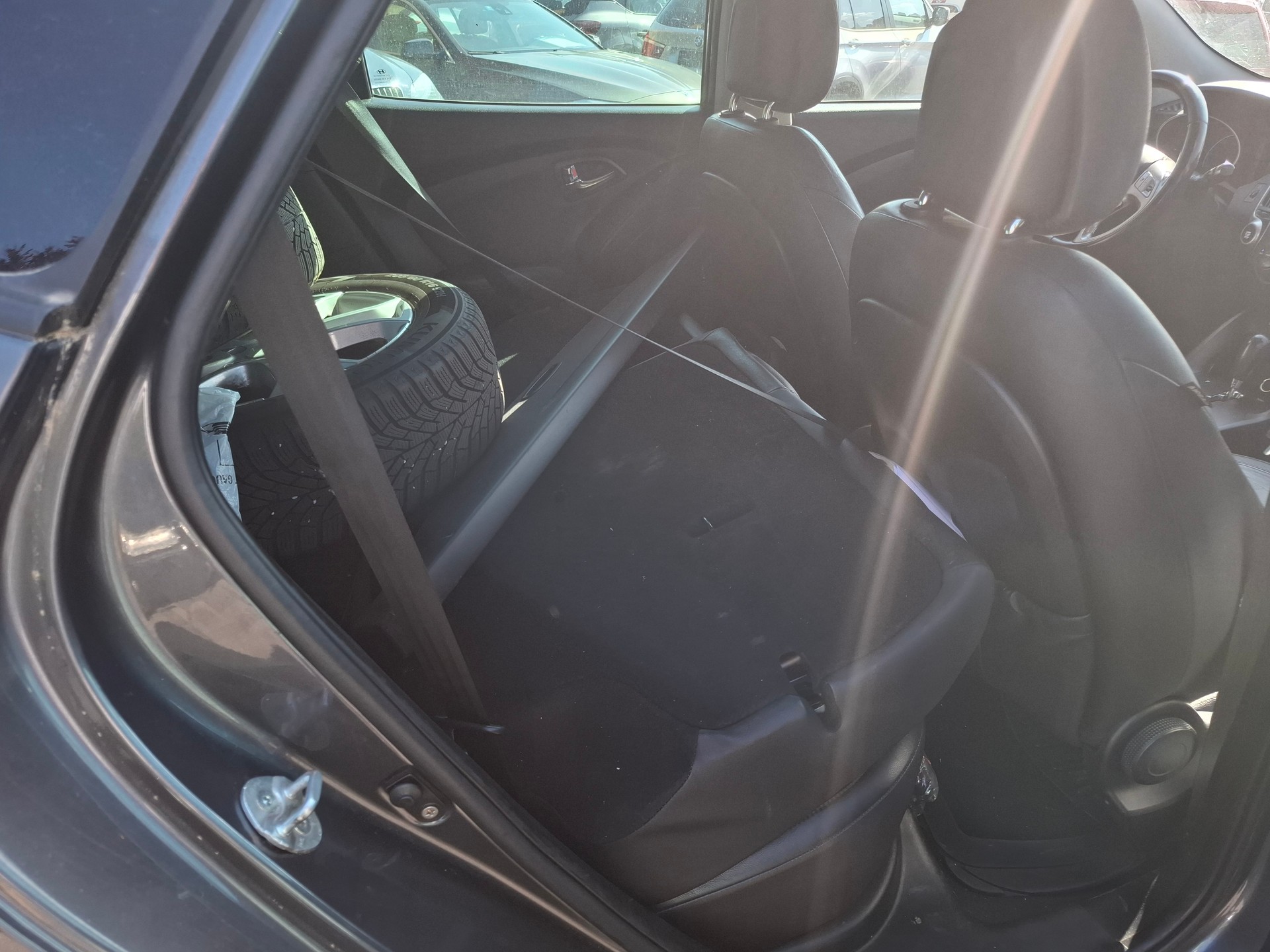 HYUNDAI iX 35 2.0 CRDi Premium 4WD Automatic-image-8