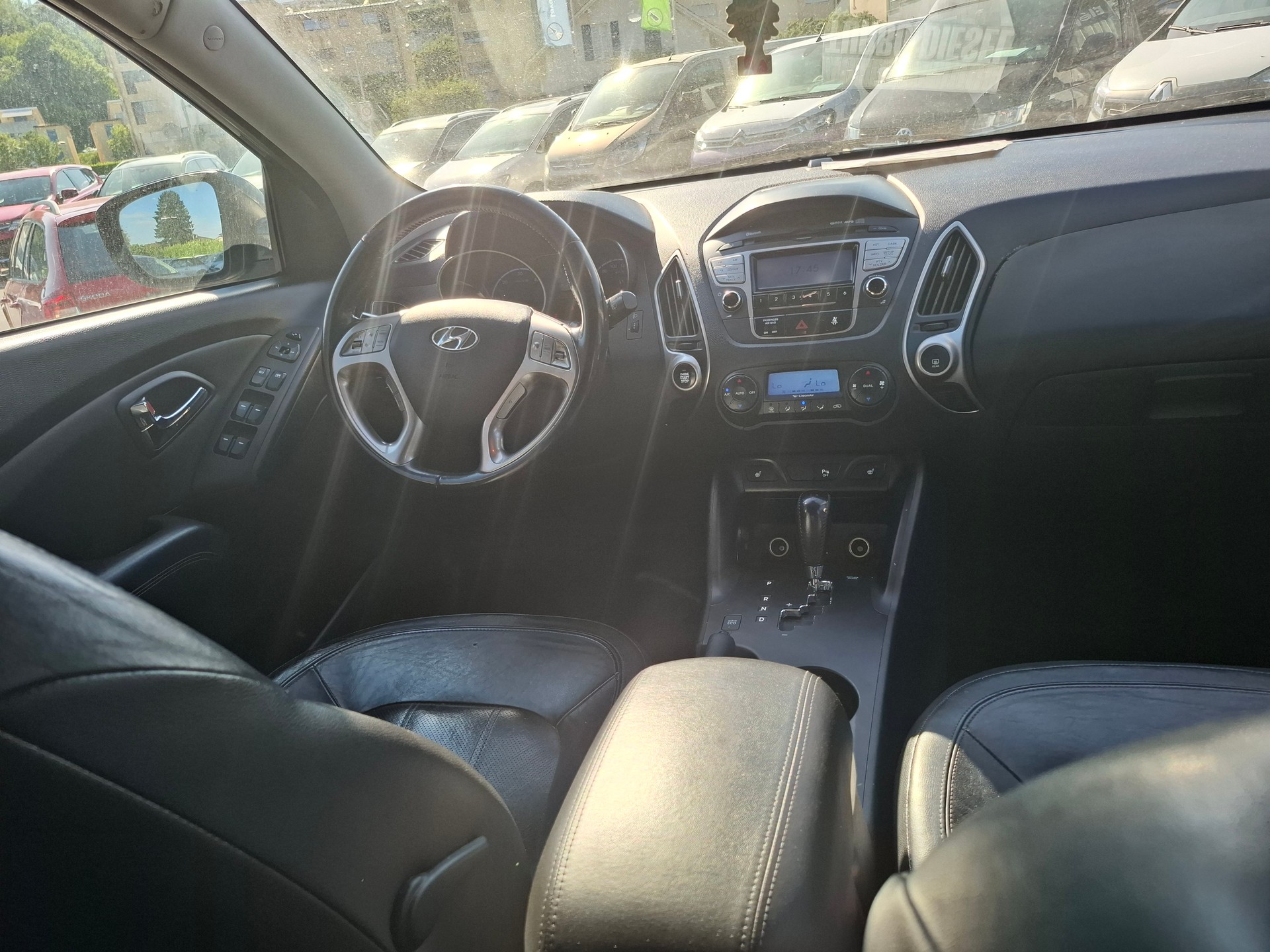 HYUNDAI iX 35 2.0 CRDi Premium 4WD Automatic-image-9