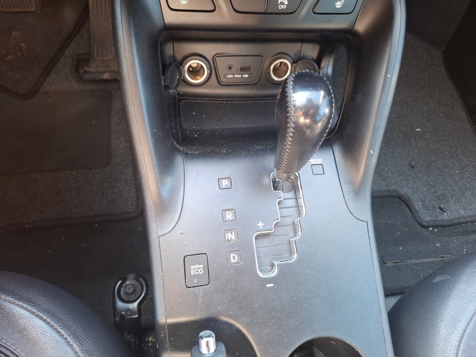 HYUNDAI iX 35 2.0 CRDi Premium 4WD Automatic-image-10