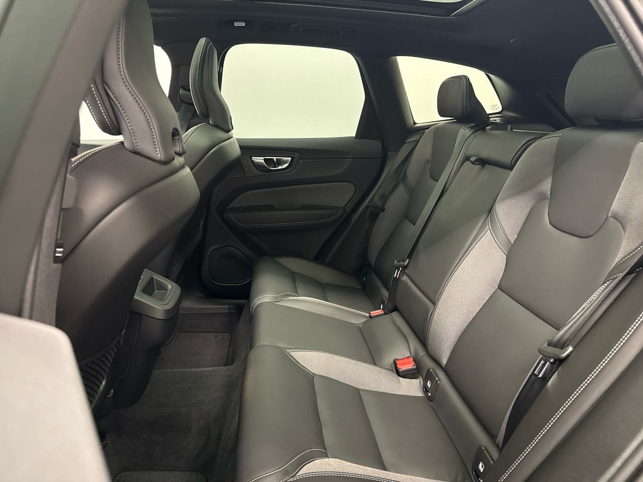 VOLVO XC60 B5 MHD AWD Black Edition Plus Geartronic-image-6