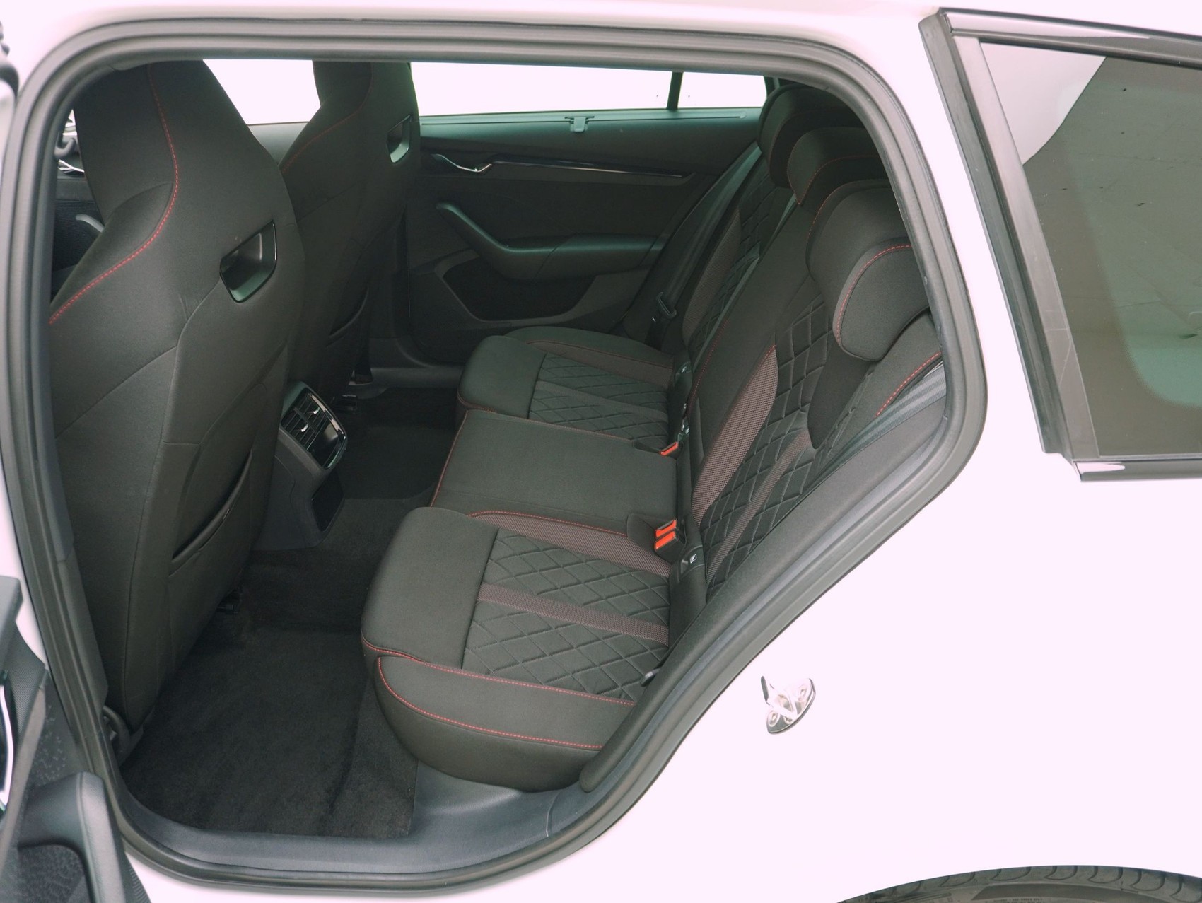 SKODA Octavia Combi 2.0 TDI DSG RS 4x4-image-10