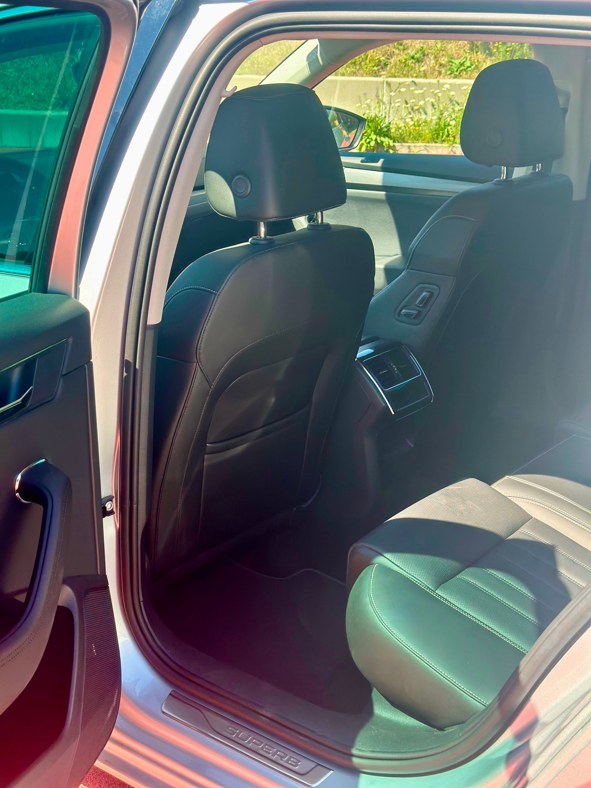 SKODA Superb Combi 2.0 TDi Style DSG-image-9