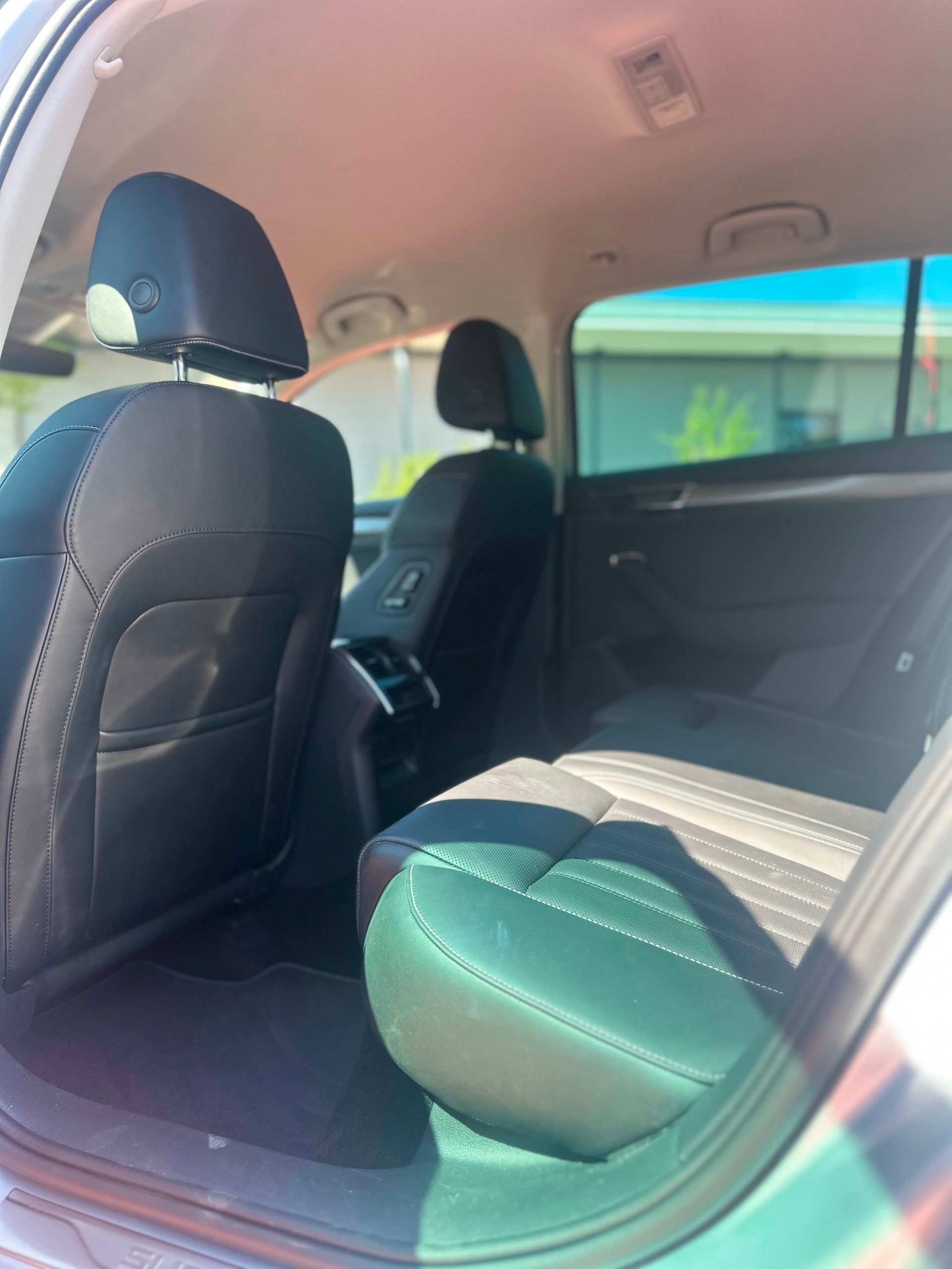 SKODA Superb Combi 2.0 TDi Style DSG-image-10