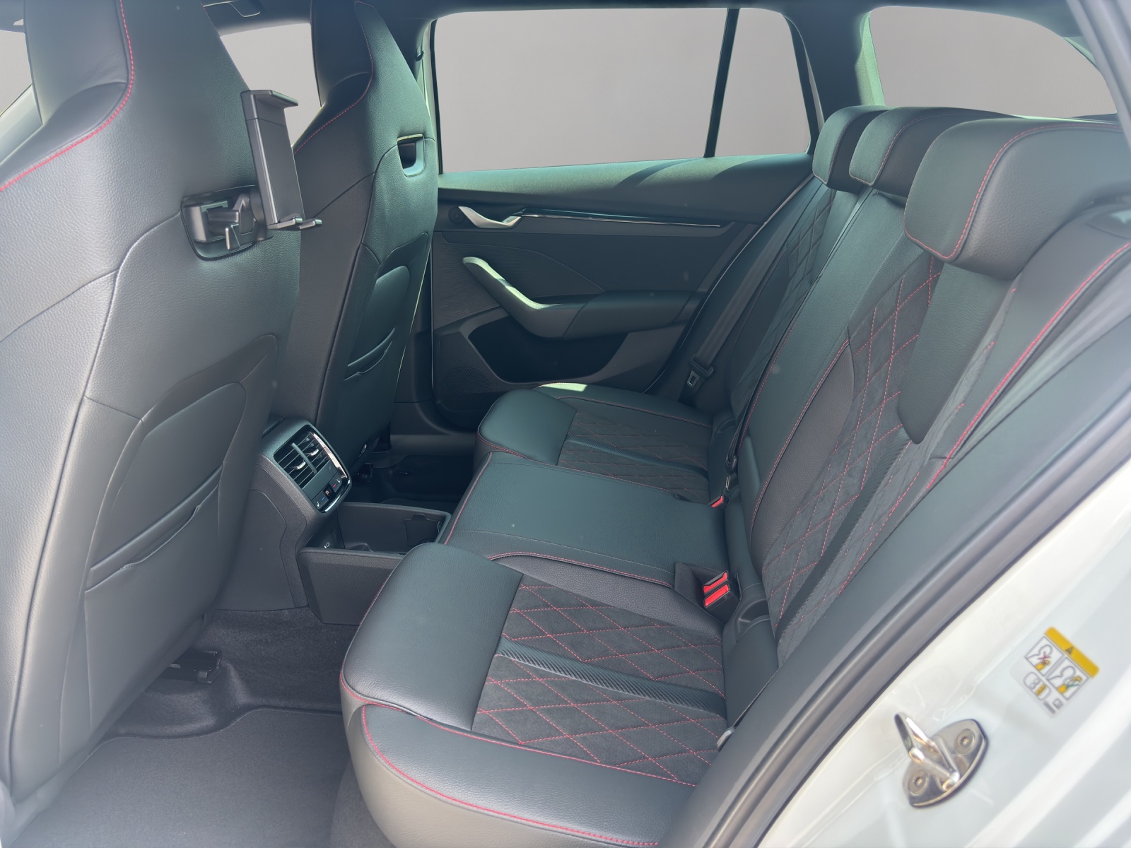 SKODA Octavia Combi 2.0 TSI DSG RS 30 Years Edition-image-13