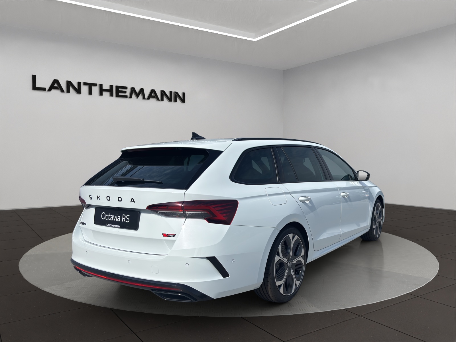 SKODA Octavia Combi 2.0 TSI DSG RS 30 Years Edition-image-4
