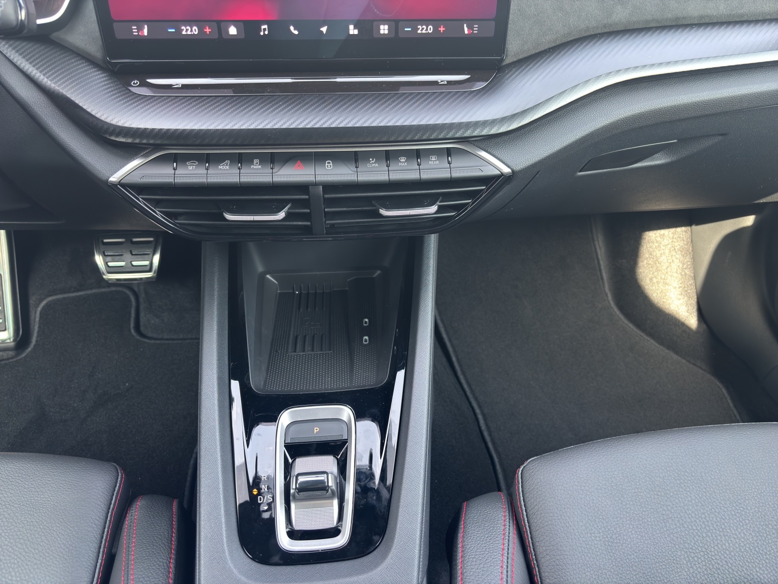 SKODA Octavia Combi 2.0 TSI DSG RS 30 Years Edition-image-11