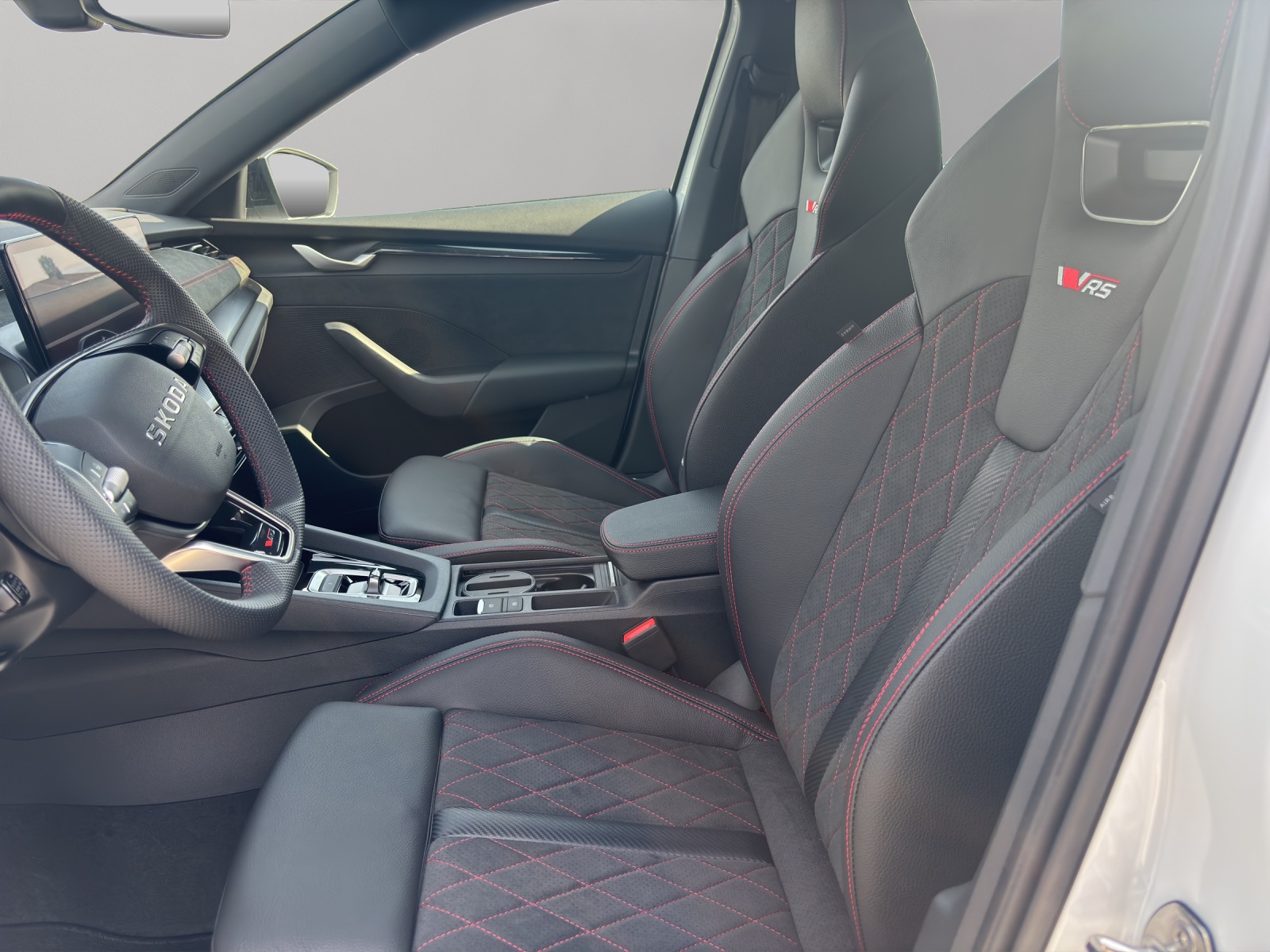 SKODA Octavia Combi 2.0 TSI DSG RS 30 Years Edition-image-8