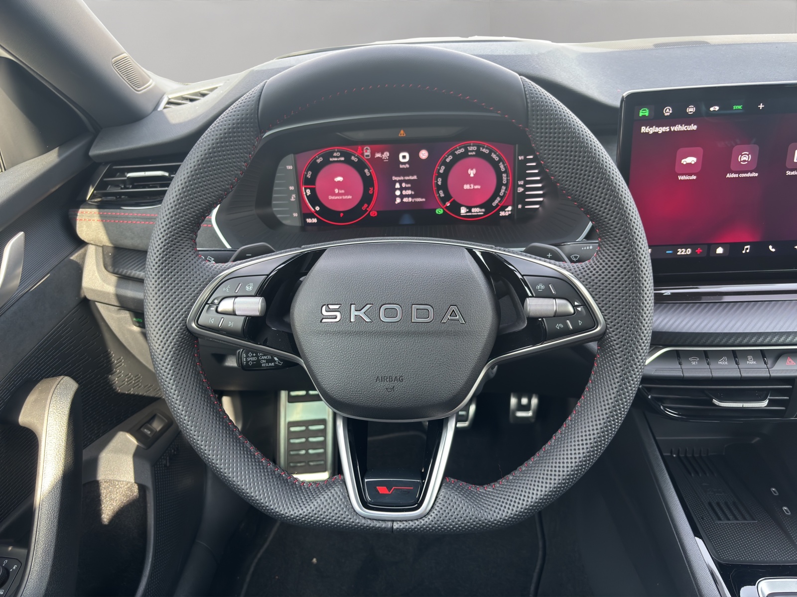 SKODA Octavia Combi 2.0 TSI DSG RS 30 Years Edition-image-10