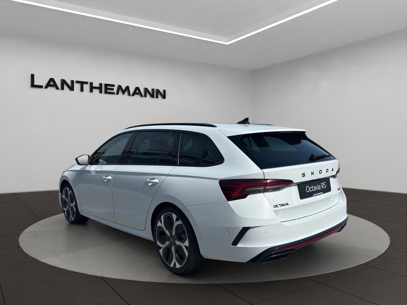 SKODA Octavia Combi 2.0 TSI DSG RS 30 Years Edition-image-2