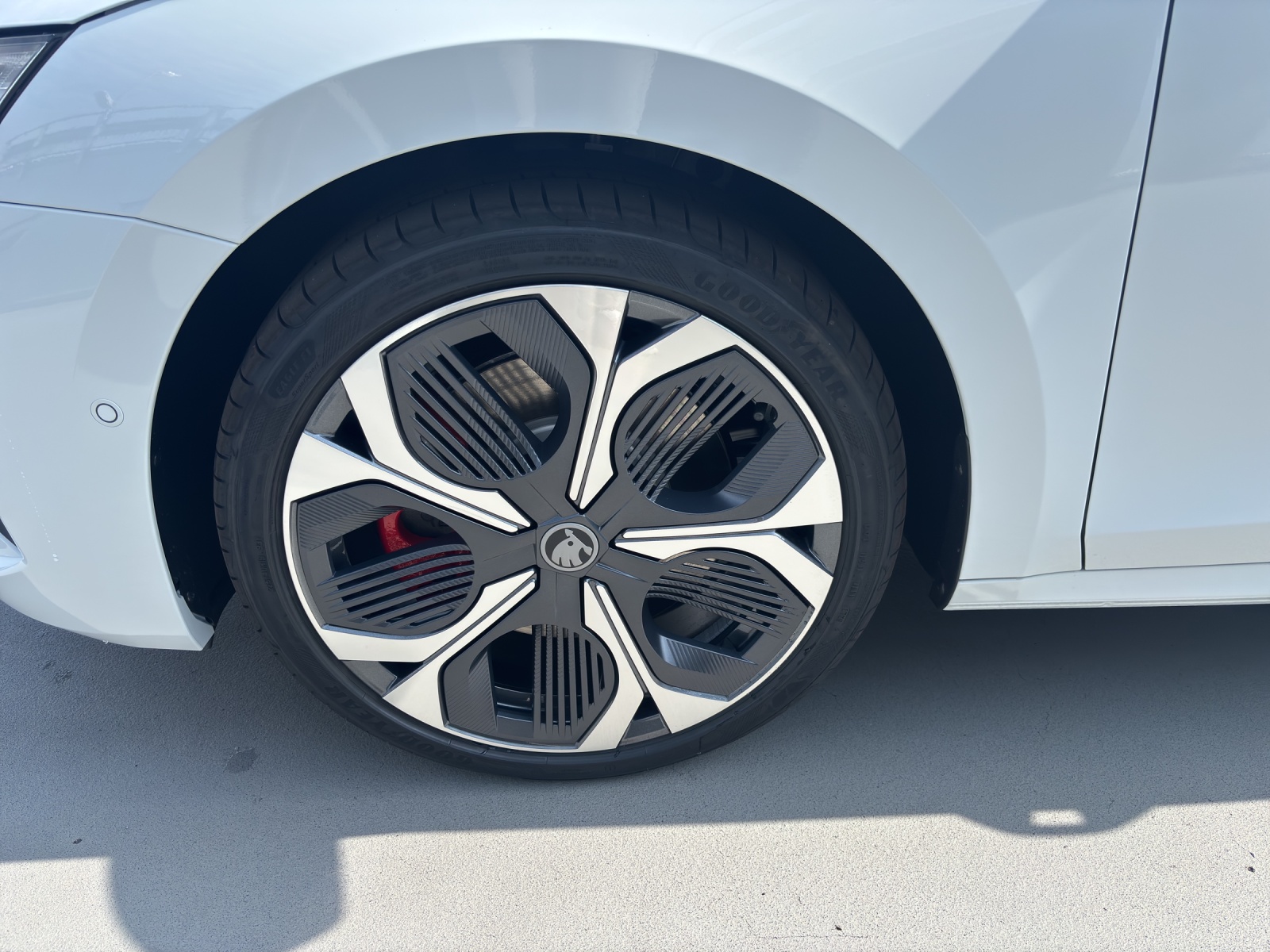 SKODA Octavia Combi 2.0 TSI DSG RS 30 Years Edition-image-7