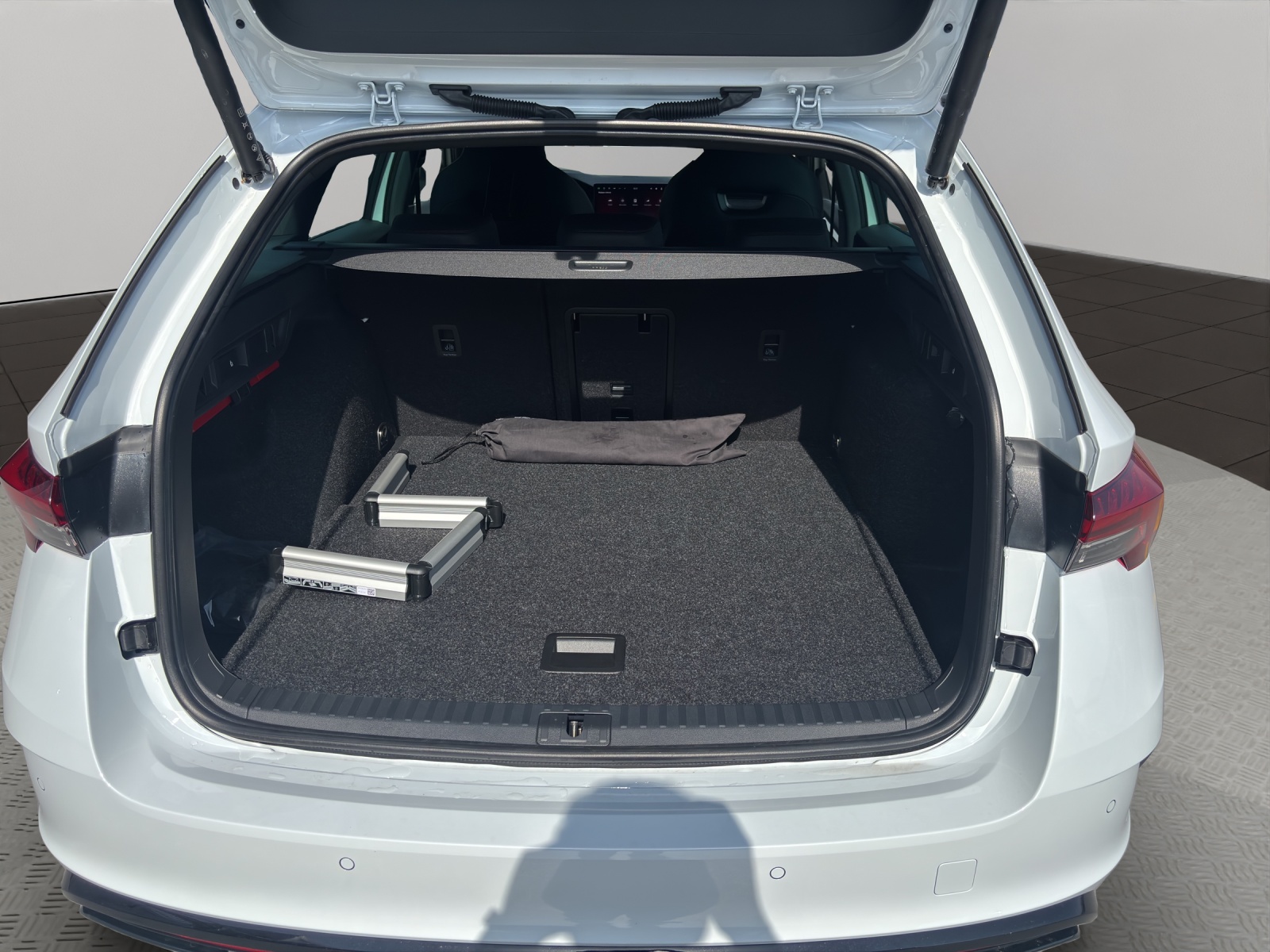 SKODA Octavia Combi 2.0 TSI DSG RS 30 Years Edition-image-14