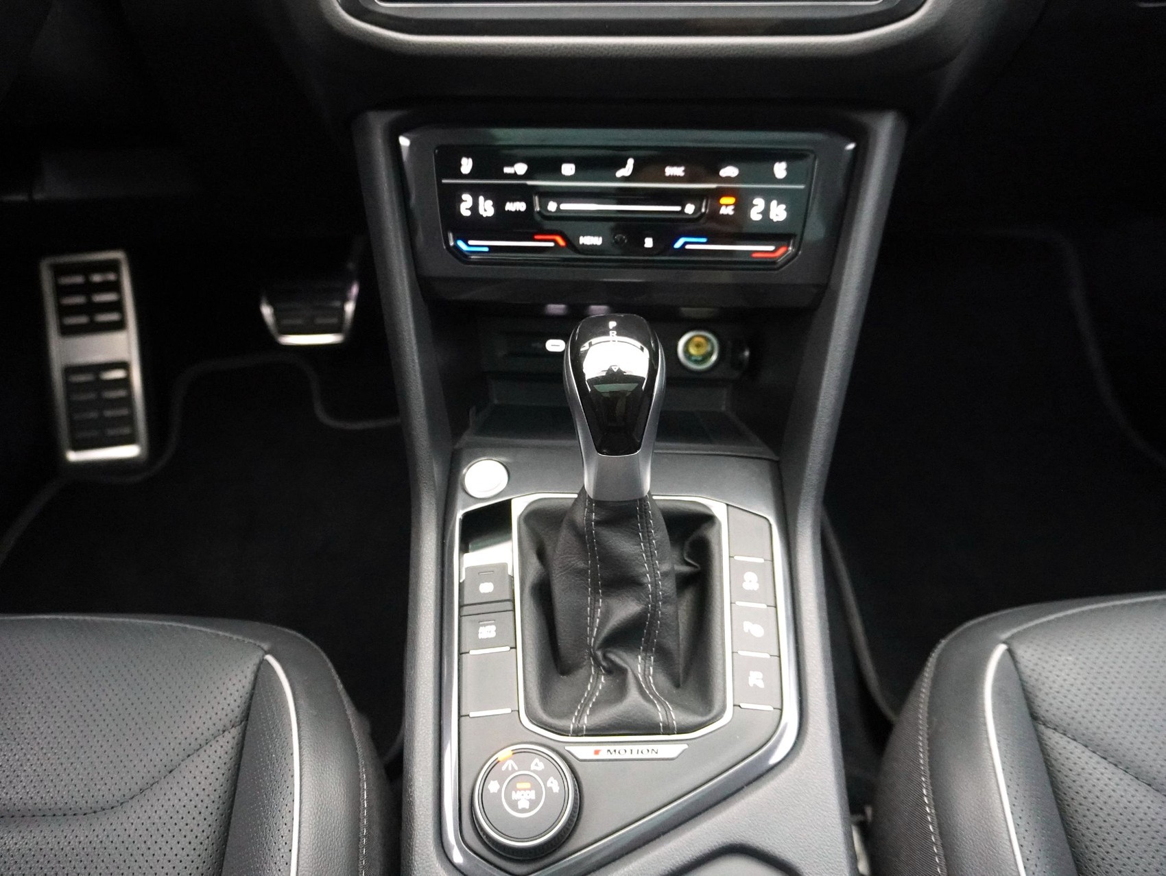 VW Tiguan Allspace 2.0 TSI DSG R-Line Black Style 4Motion **Ledersitze mit Memory**-image-17