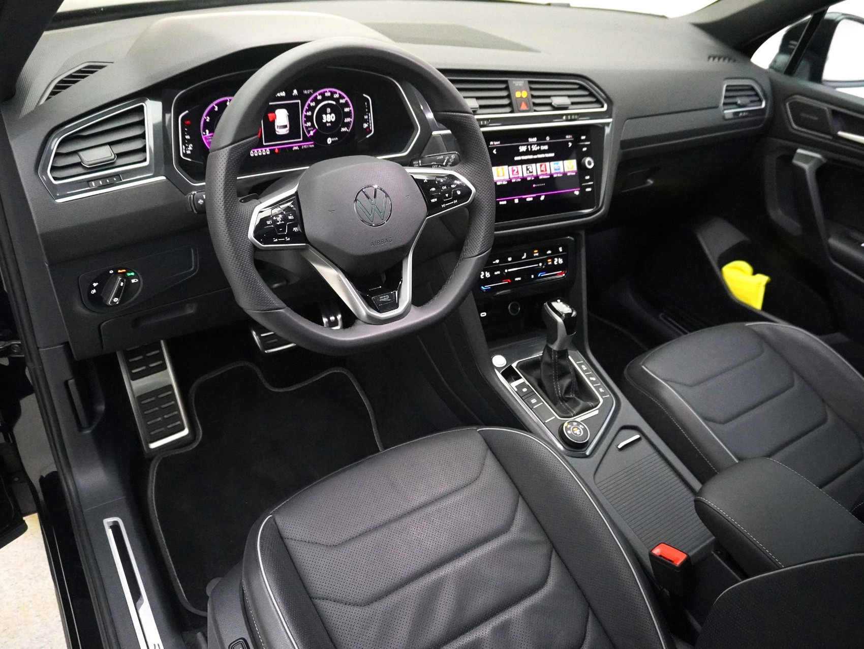 VW Tiguan Allspace 2.0 TSI DSG R-Line Black Style 4Motion **Ledersitze mit Memory**-image-9