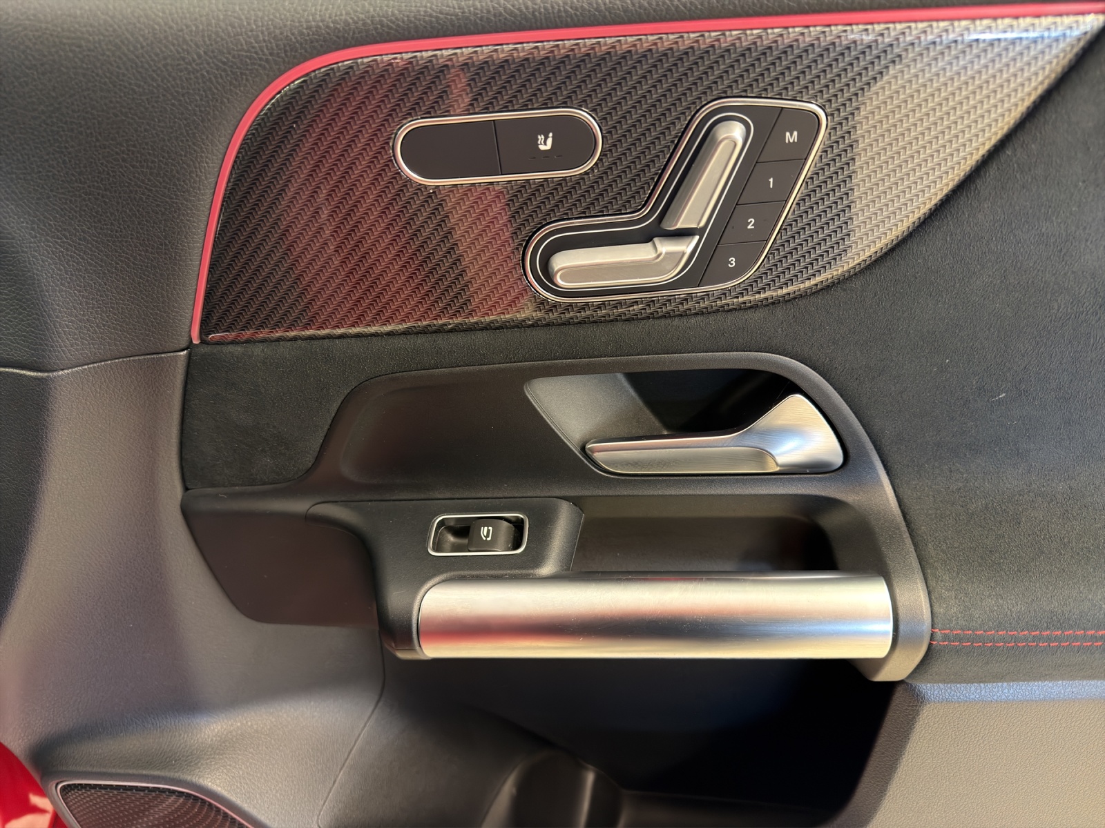 MERCEDES-BENZ B 220 d AMG Line-image-12