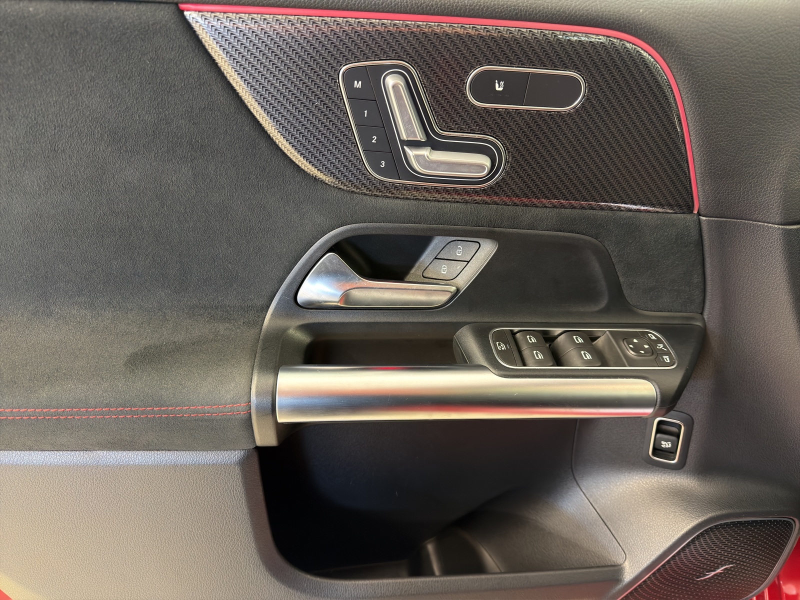 MERCEDES-BENZ B 220 d AMG Line-image-13
