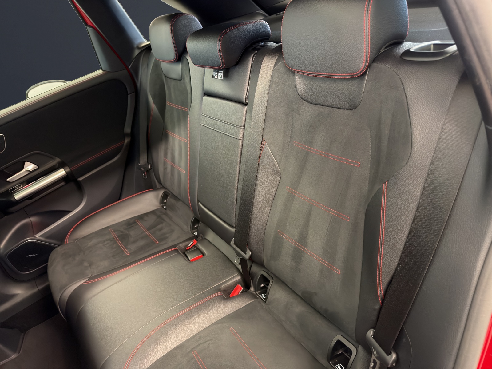 MERCEDES-BENZ B 220 d AMG Line-image-14