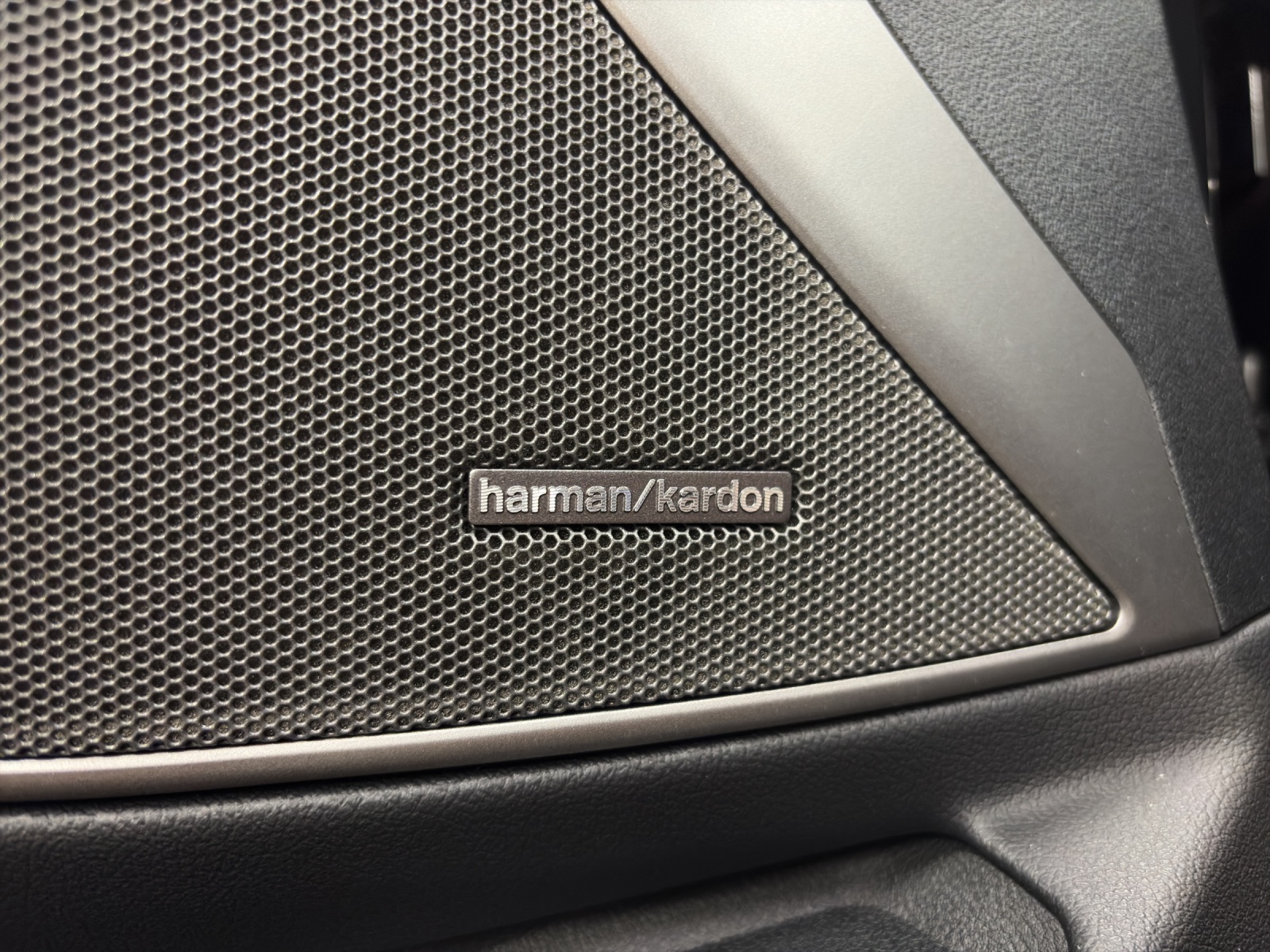 BMW M3 Competition xDrive Touring-image-13