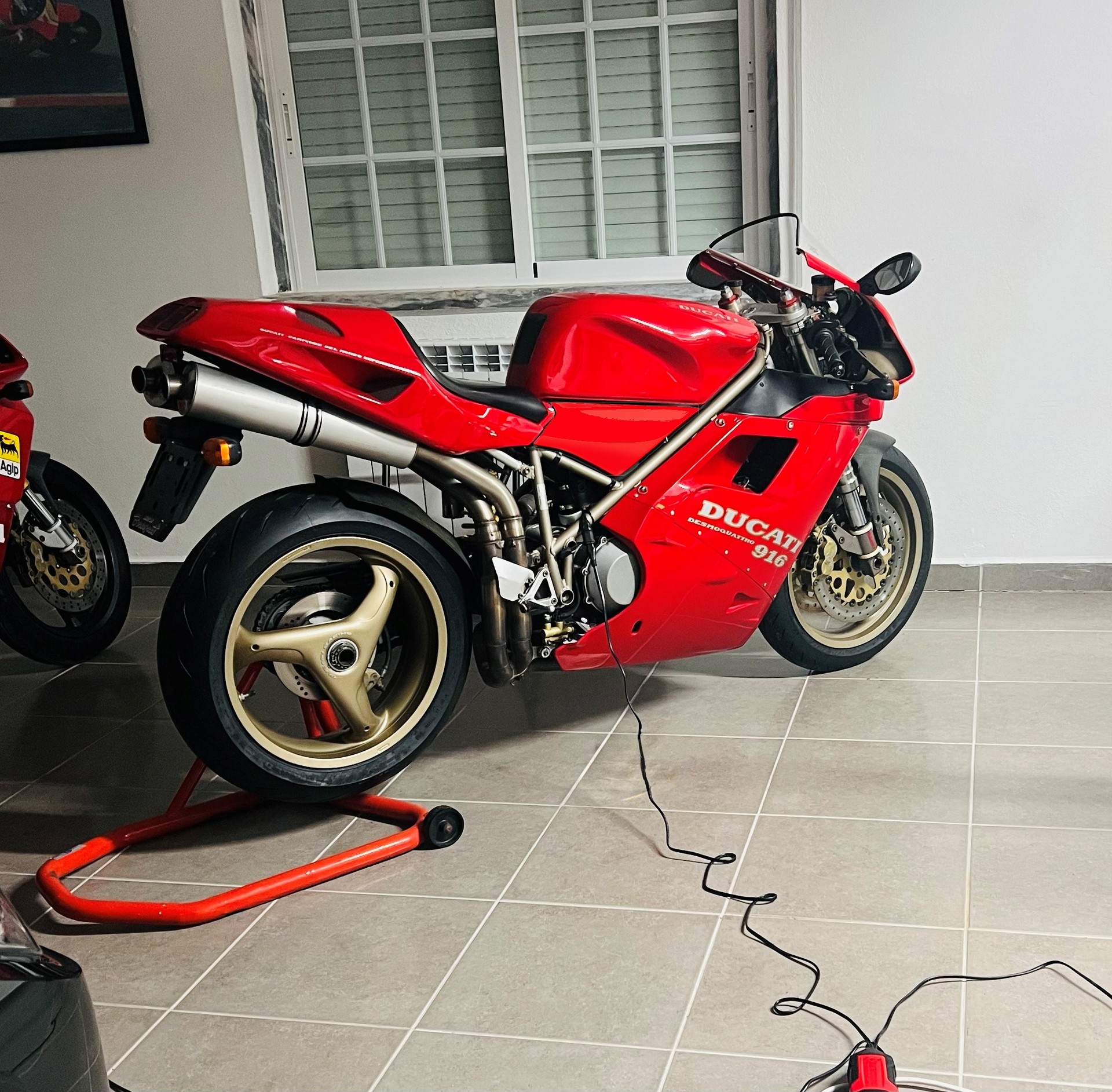 DUCATI 916