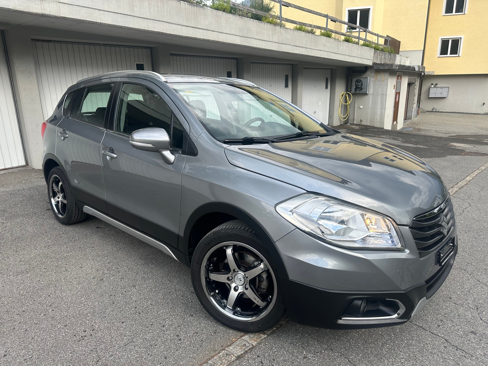 SUZUKI S-CROSS-image-1