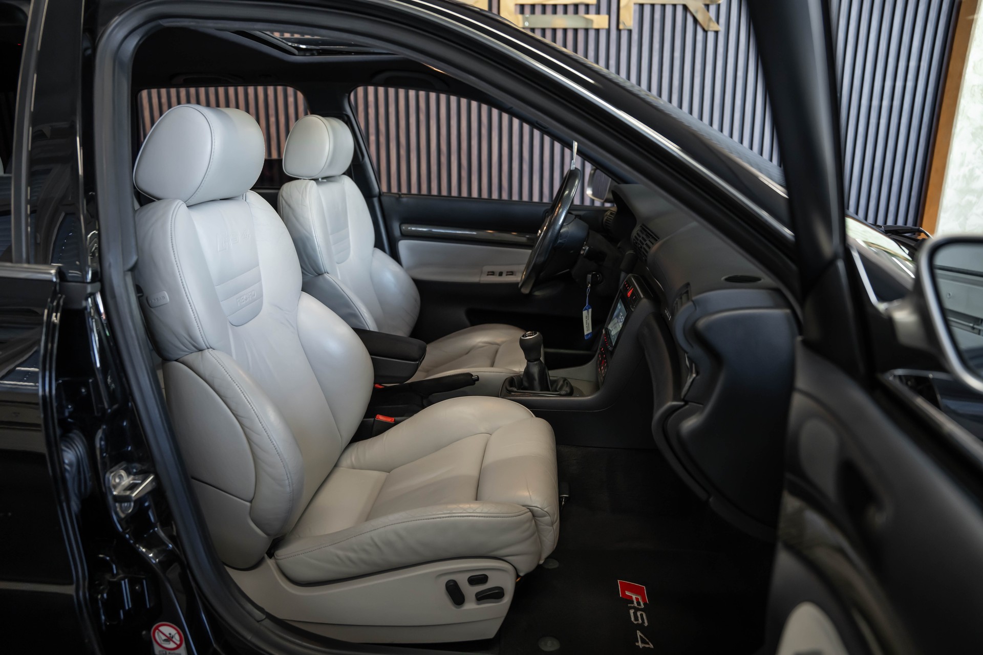 AUDI RS4 Avant quattro-image-15