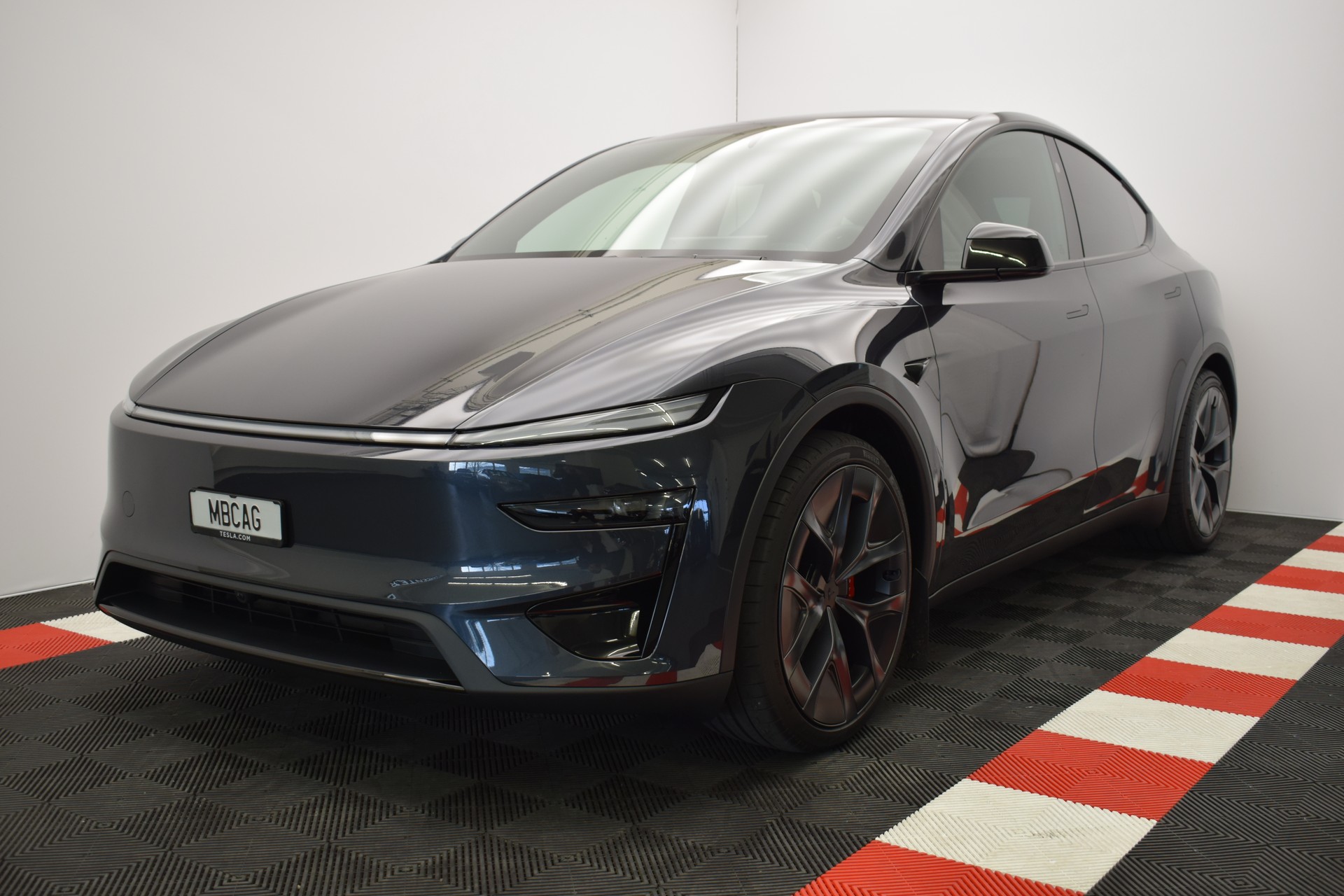TESLA Model Y Performance AWD 626PS, Neuwagen, CH Typenschein "stealth grey"-image-3