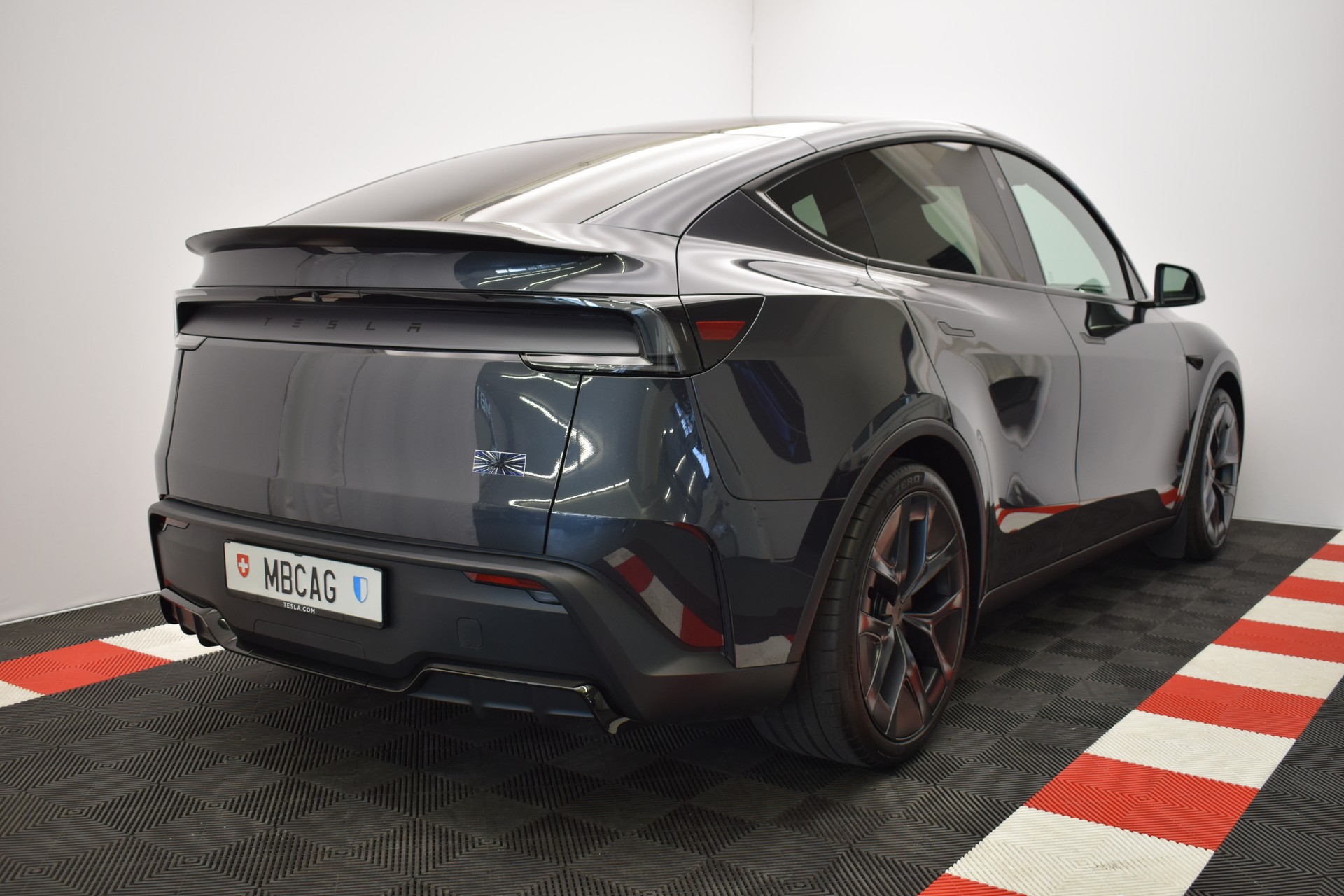 TESLA Model Y Performance AWD 626PS, Neuwagen, CH Typenschein "stealth grey"-image-9
