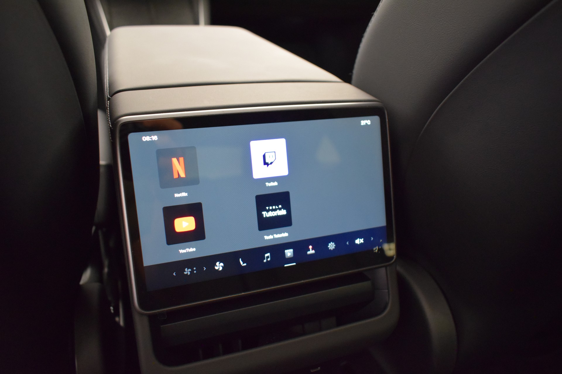 TESLA Model Y Performance AWD 626PS, Neuwagen, CH Typenschein "stealth grey"-image-28