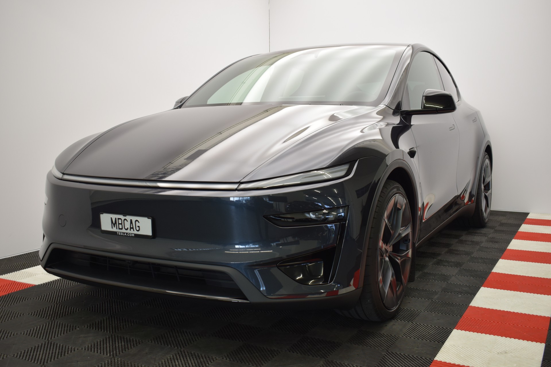TESLA Model Y Performance AWD 626PS, Neuwagen, CH Typenschein "stealth grey"-image-5