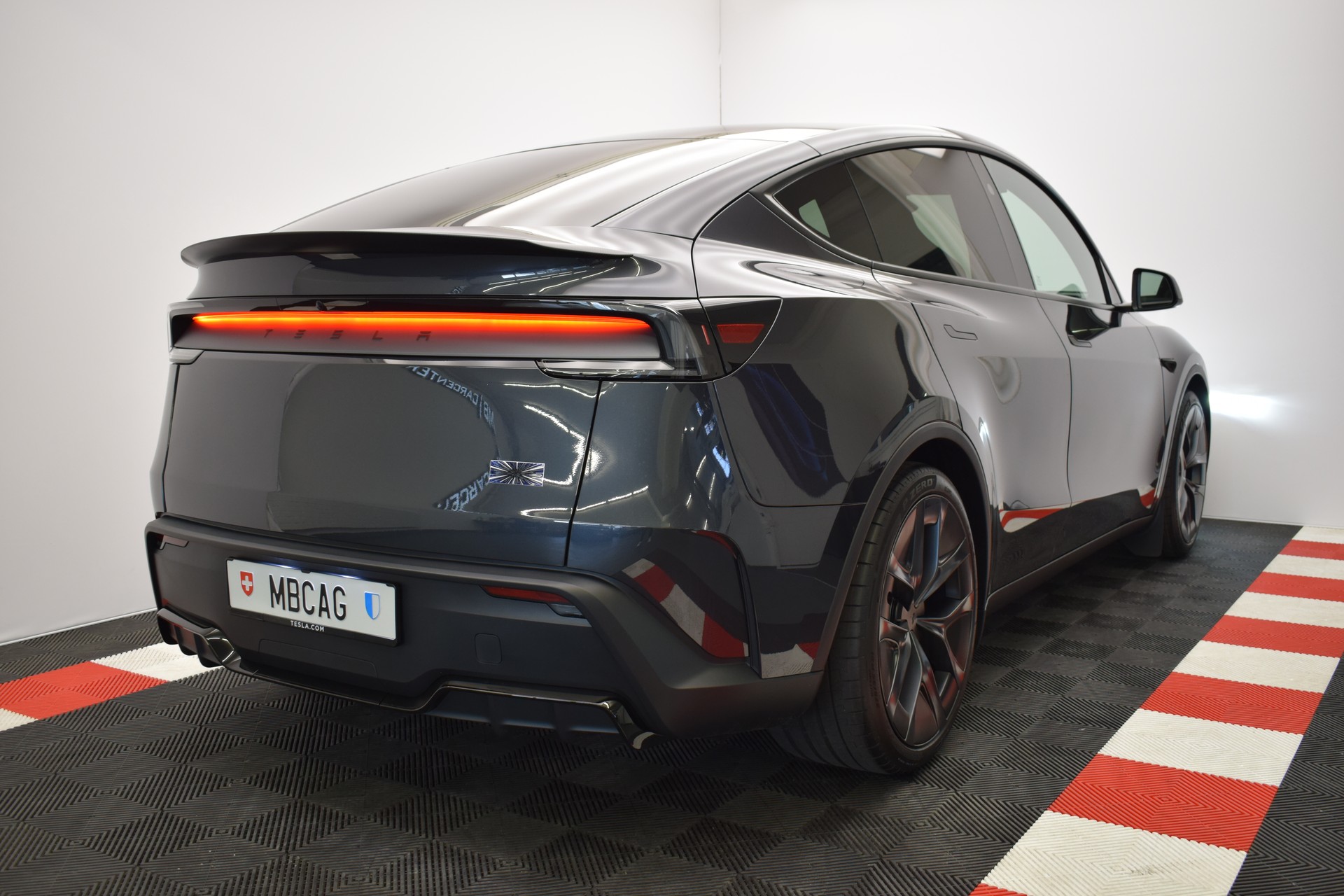 TESLA Model Y Performance AWD 626PS, Neuwagen, CH Typenschein "stealth grey"-image-8