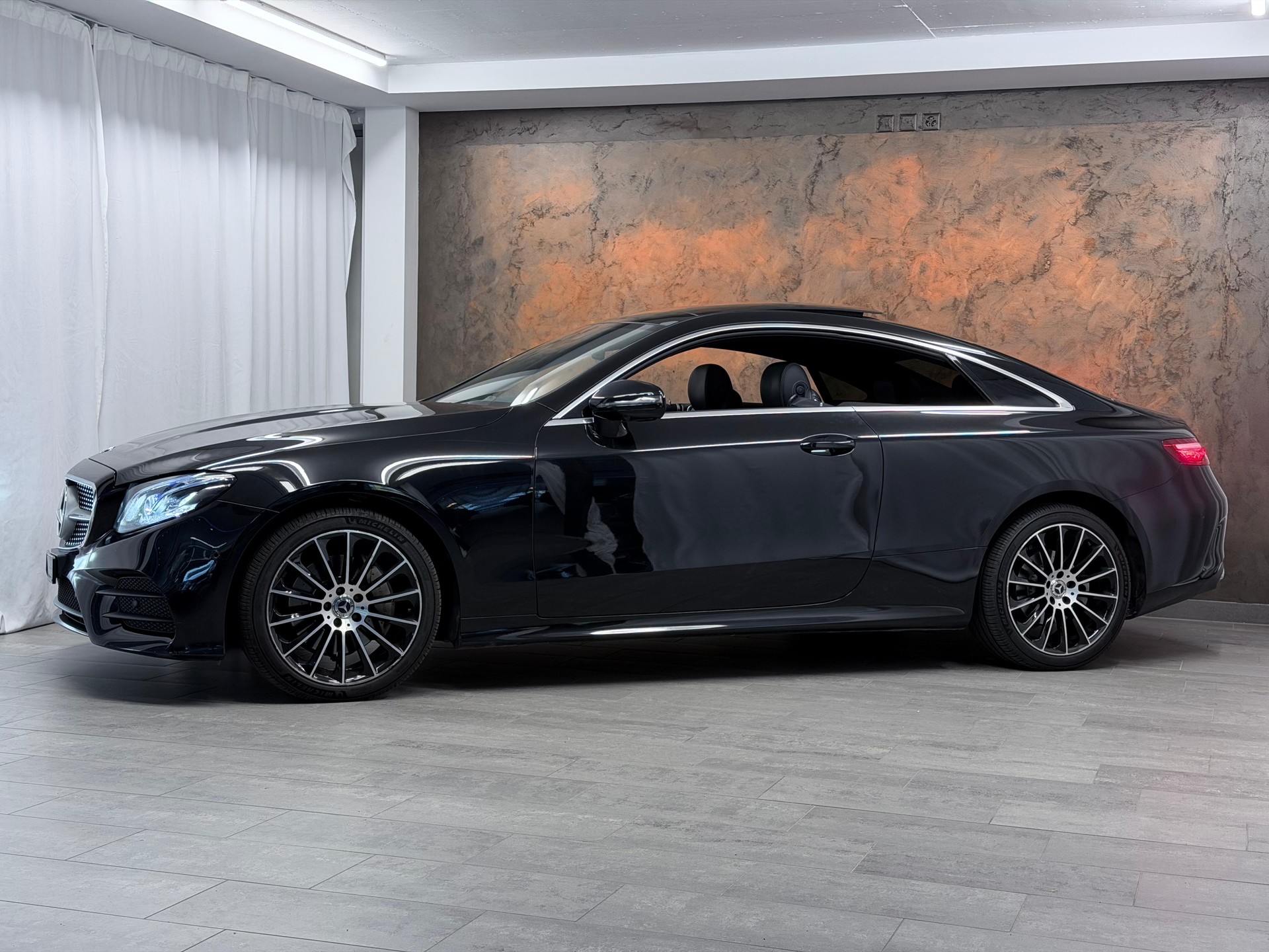 MERCEDES-BENZ E 220 d Coupé AMG Line 4 Matic 9G-Tronic *CH-Fahrzeug*Panorama*Head-Up*Burmester*-image-1