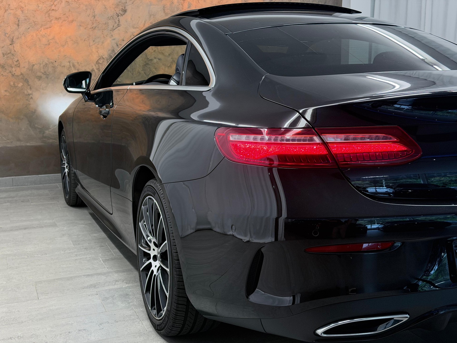 MERCEDES-BENZ E 220 d Coupé AMG Line 4 Matic 9G-Tronic *CH-Fahrzeug*Panorama*Head-Up*Burmester*-image-6