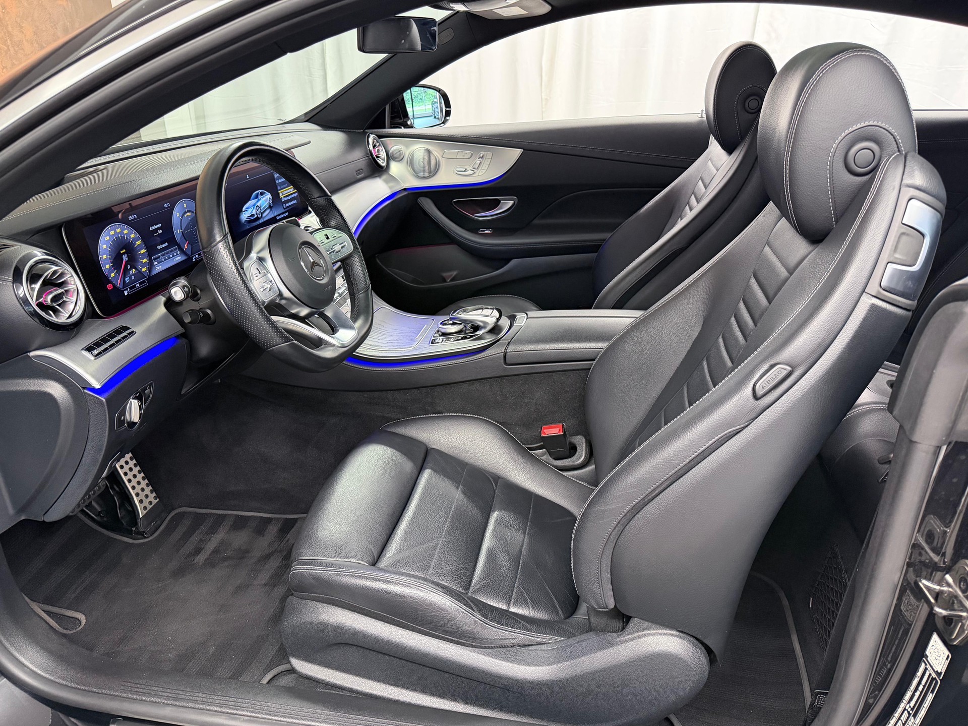MERCEDES-BENZ E 220 d Coupé AMG Line 4 Matic 9G-Tronic *CH-Fahrzeug*Panorama*Head-Up*Burmester*-image-9