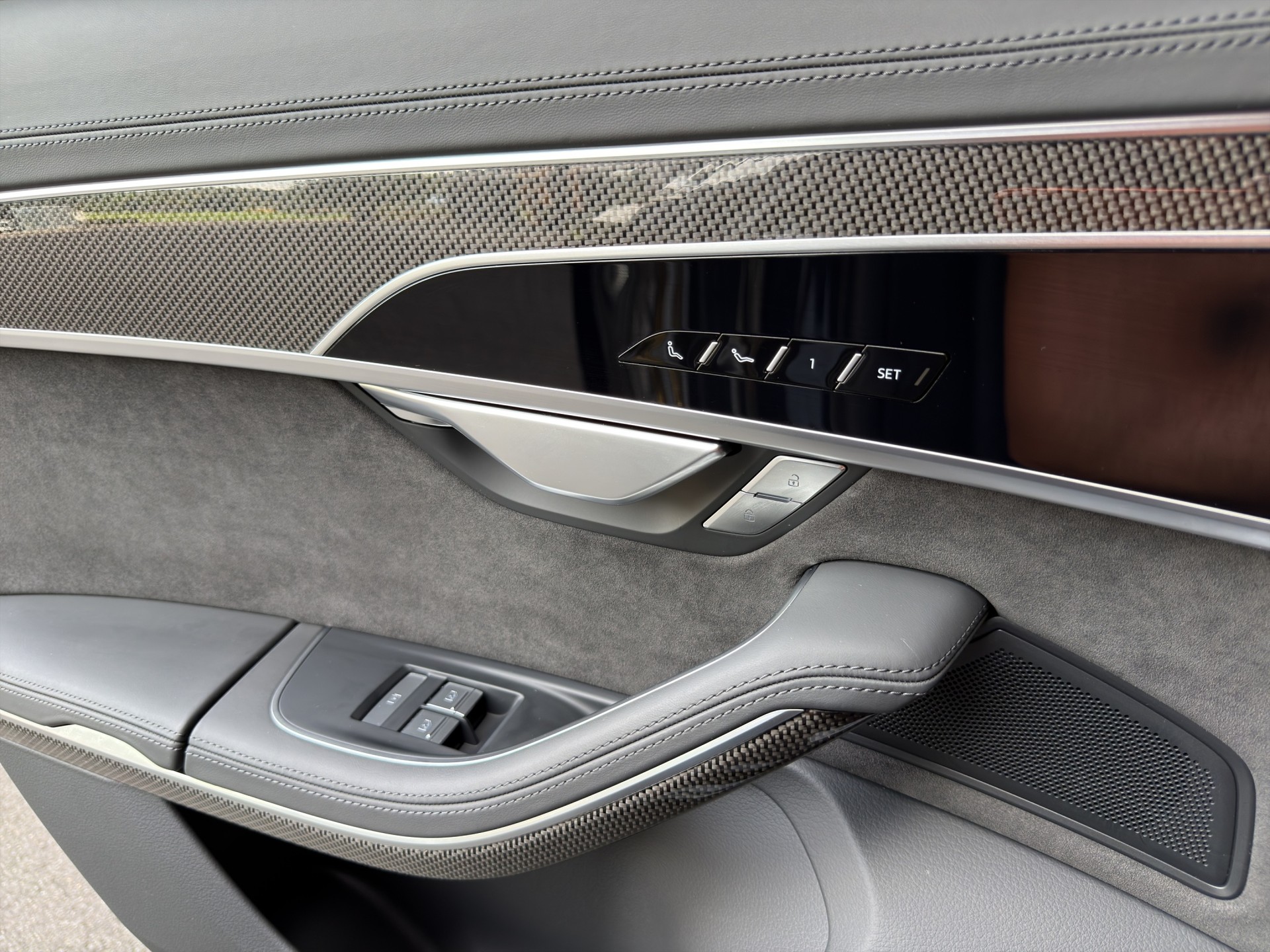 AUDI S8 TFSI quattro tiptronic-image-25