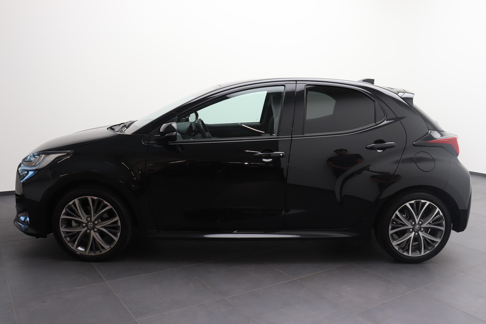 TOYOTA Yaris 1.5 VVT-i HSD Premium-showroom-element-2