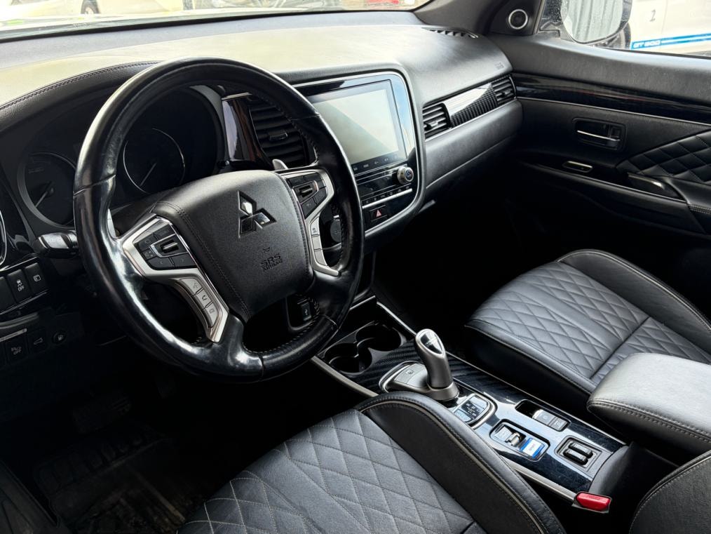 MITSUBISHI Outlander 2.4 PHEV Diamond 4WD Automatic-image-4