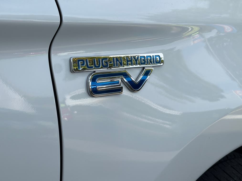 MITSUBISHI Outlander 2.4 PHEV Diamond 4WD Automatic-image-3