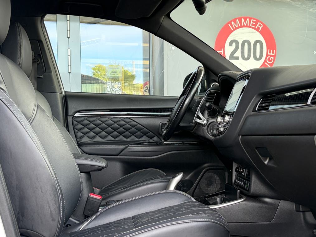 MITSUBISHI Outlander 2.4 PHEV Diamond 4WD Automatic-image-10