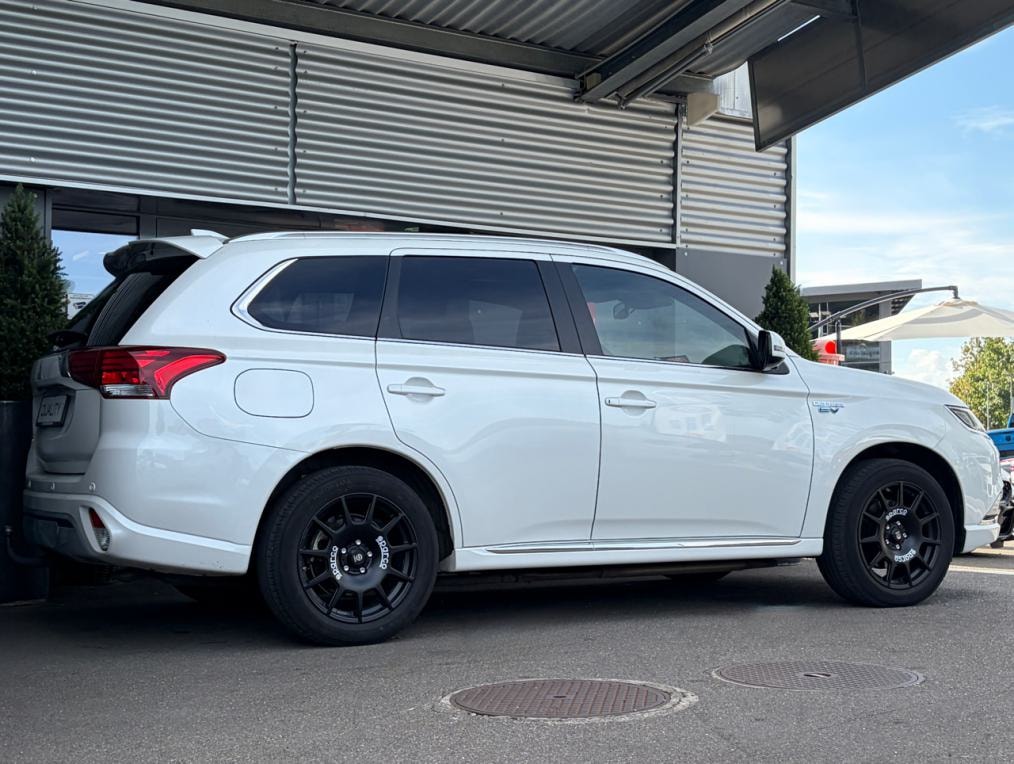 MITSUBISHI Outlander 2.4 PHEV Diamond 4WD Automatic-image-2