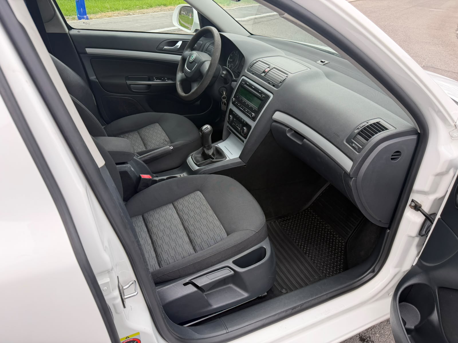 SKODA Octavia Combi 1.8 TSI Stöckli 4x4-image-5