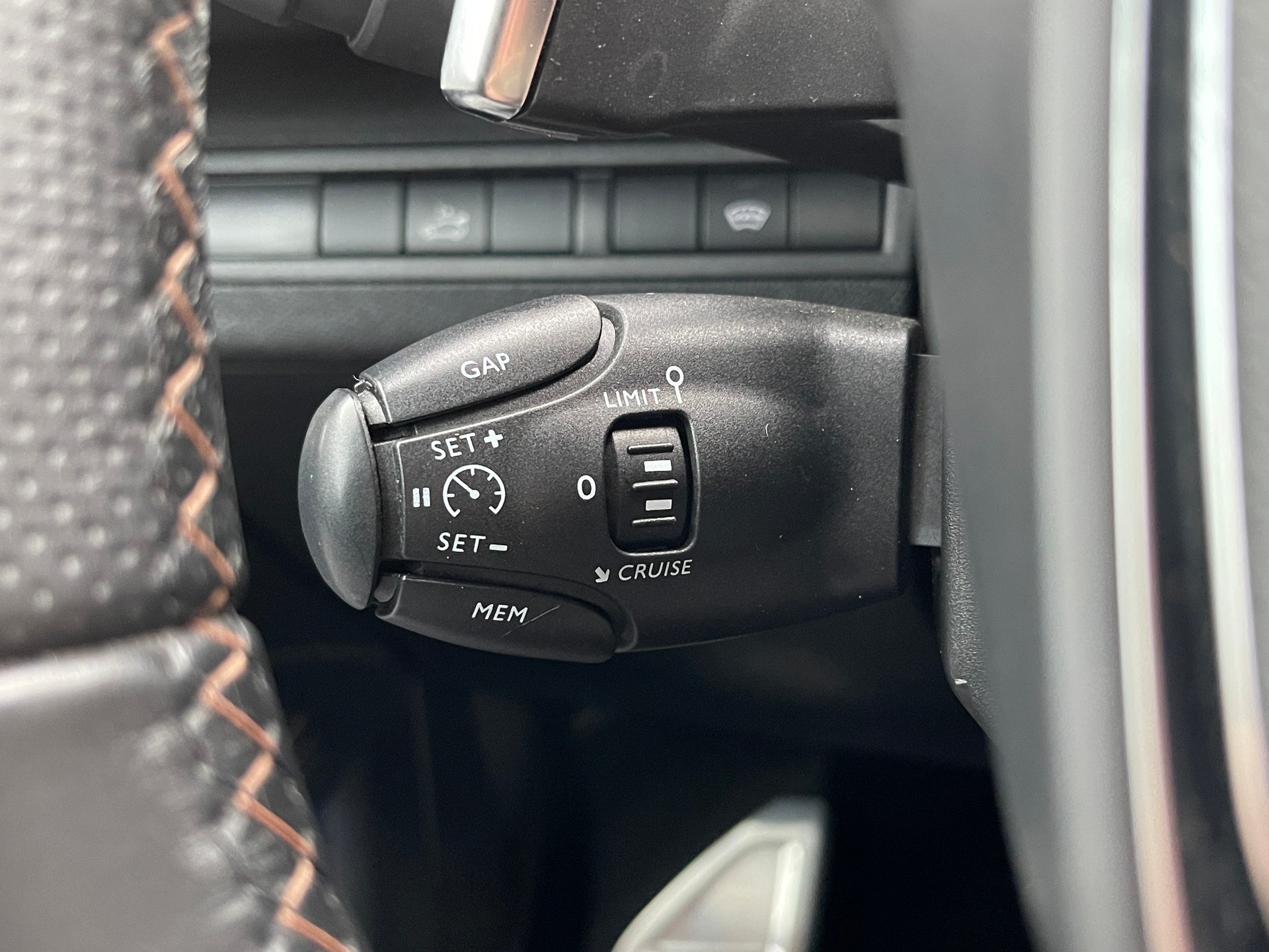 PEUGEOT 3008 2.0 BlueHDi GT EAT-image-9