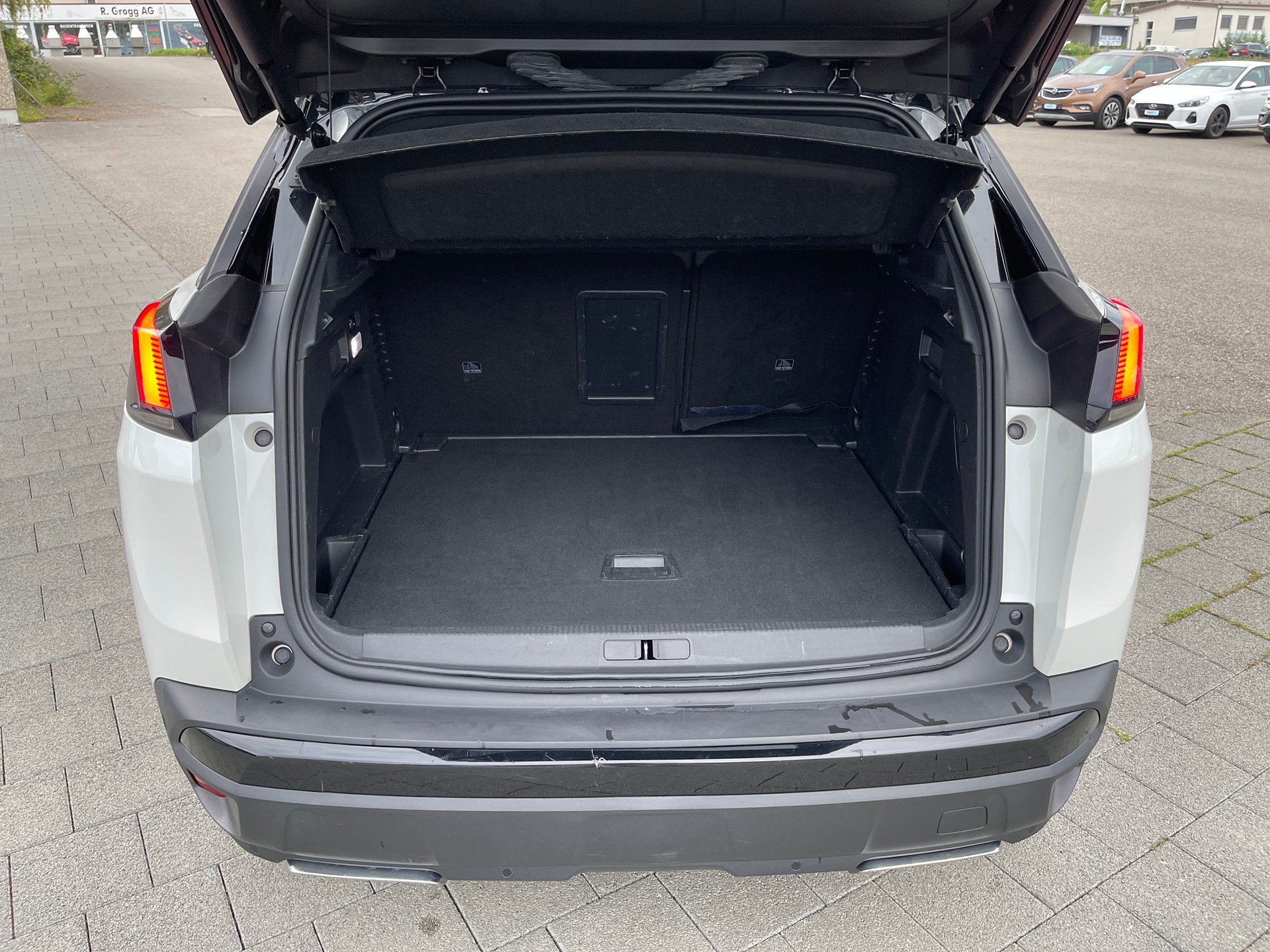 PEUGEOT 3008 2.0 BlueHDi GT EAT-image-14