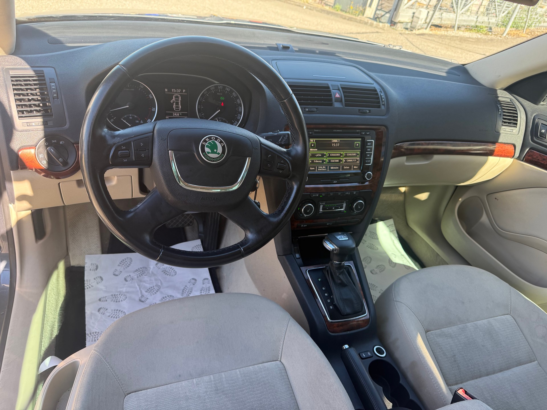 SKODA Octavia Combi 1.8 TSI Laurin & Klement DSG-image-9
