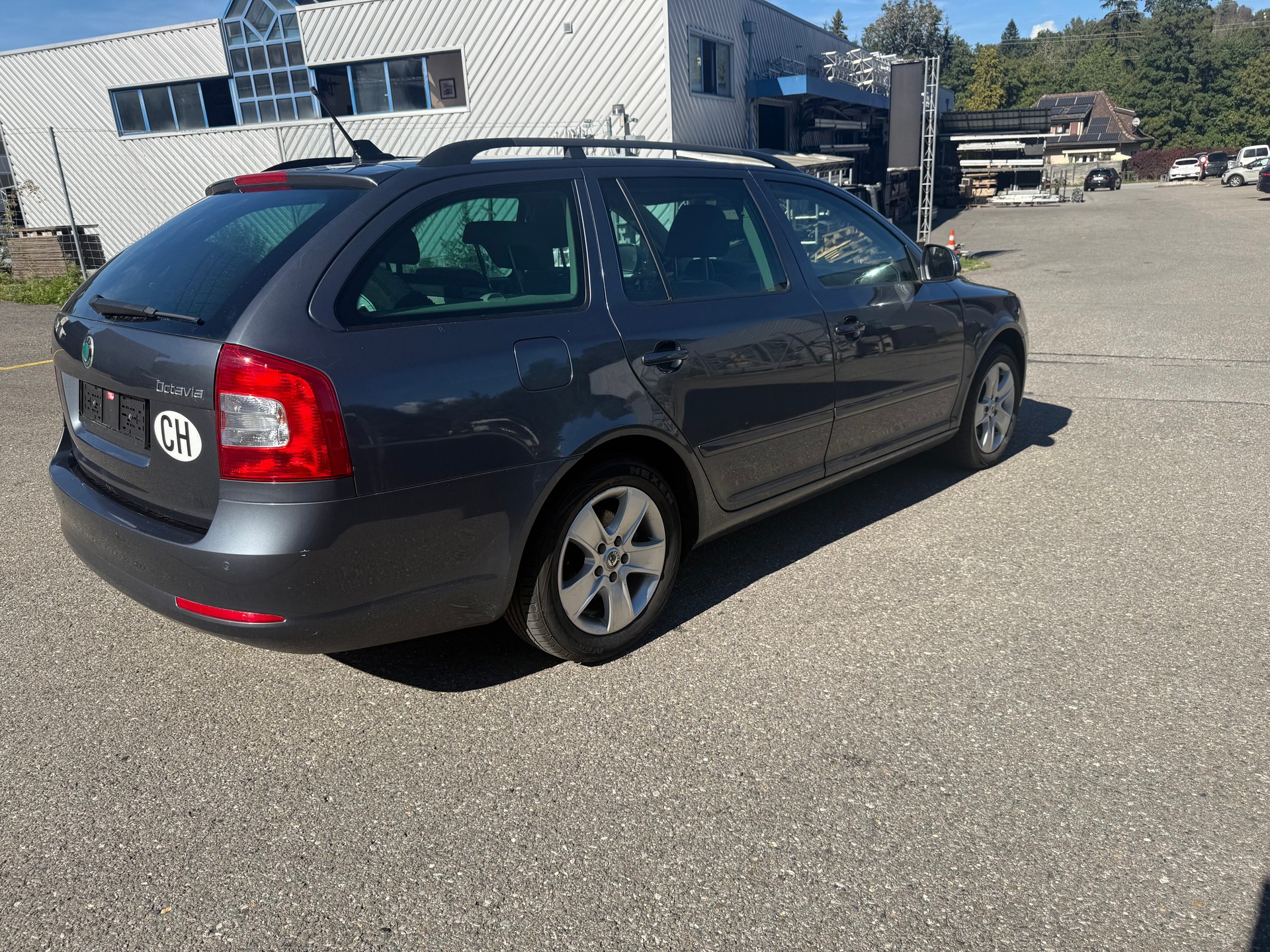 SKODA Octavia Combi 1.8 TSI Laurin & Klement DSG-image-3