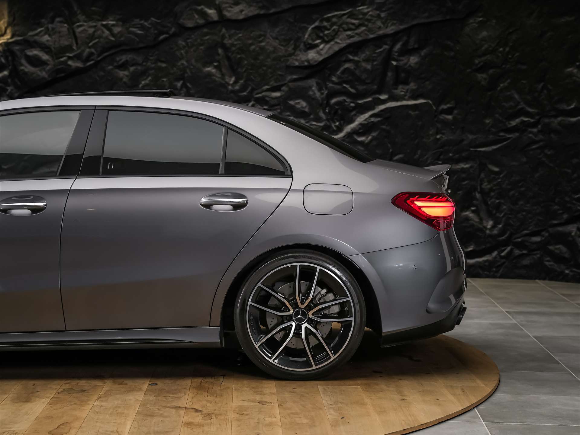 MERCEDES-BENZ A35 AMG 4Matic+ 8G-DCT *Panorama*Burmester*Abstandsregler*-image-18