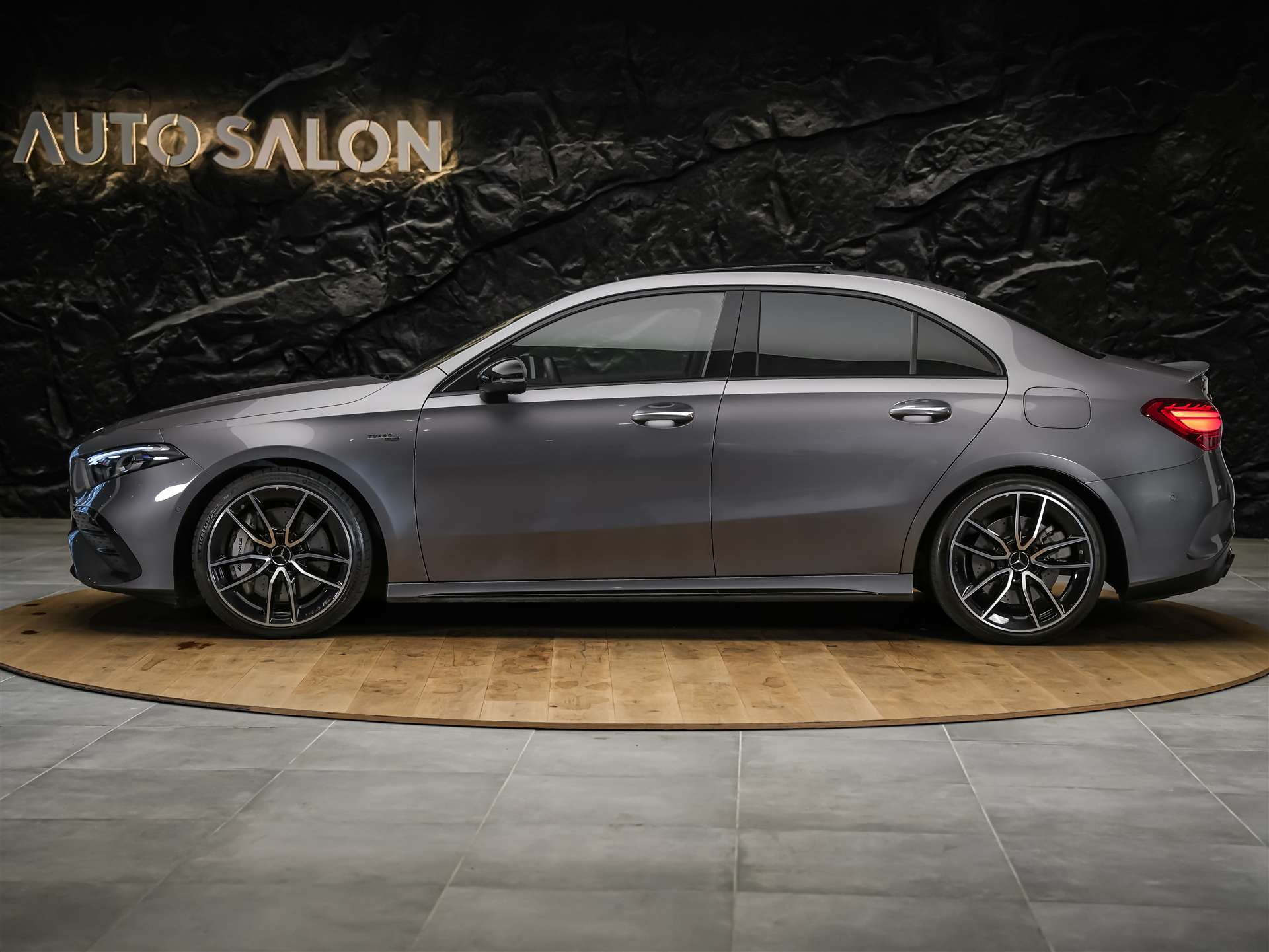 MERCEDES-BENZ A35 AMG 4Matic+ 8G-DCT *Panorama*Burmester*Abstandsregler*-image-1