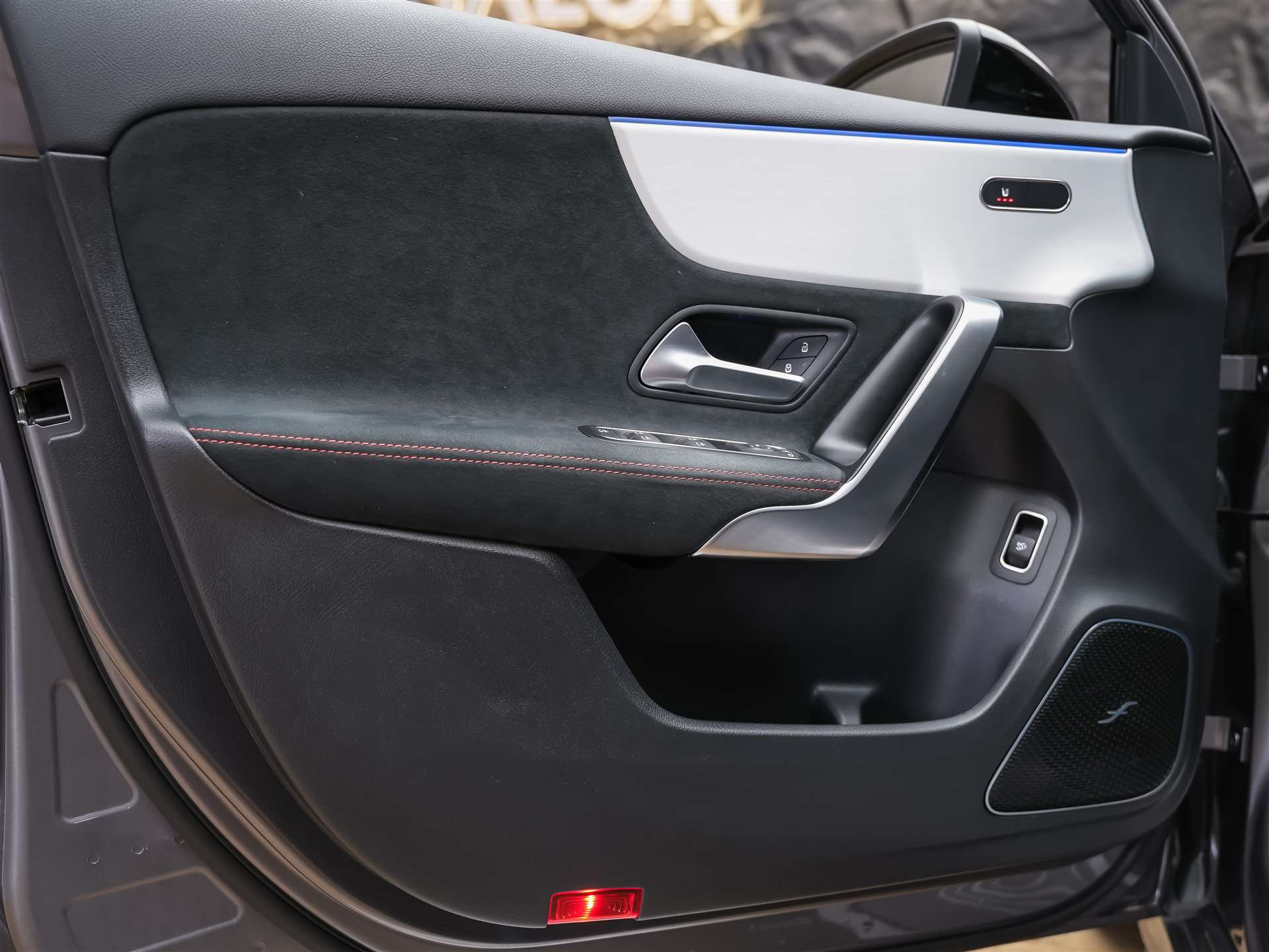 MERCEDES-BENZ A35 AMG 4Matic+ 8G-DCT *Panorama*Burmester*Abstandsregler*-image-24